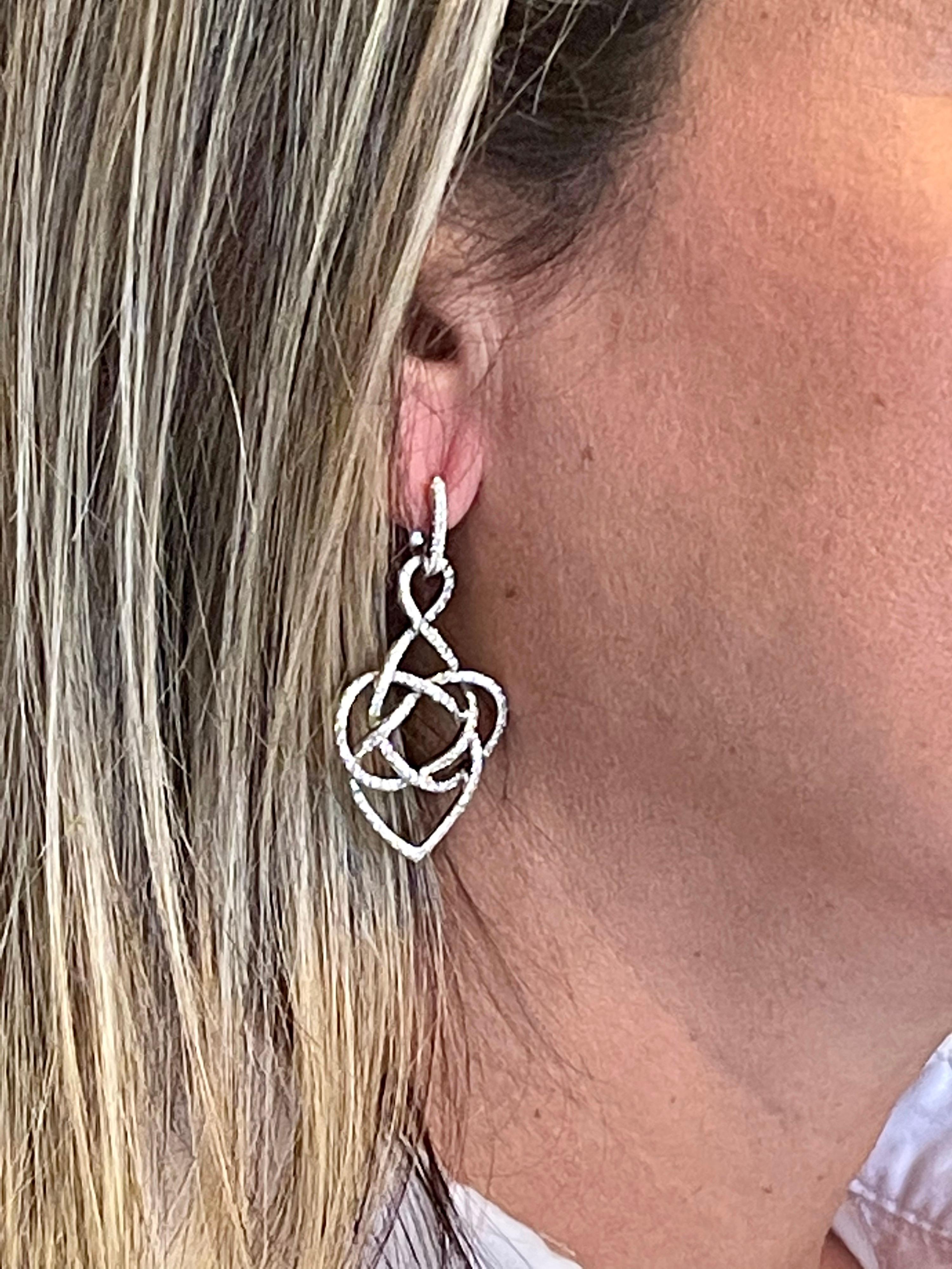 18 Karat White Gold Diamond Drop Earrings For Sale 1
