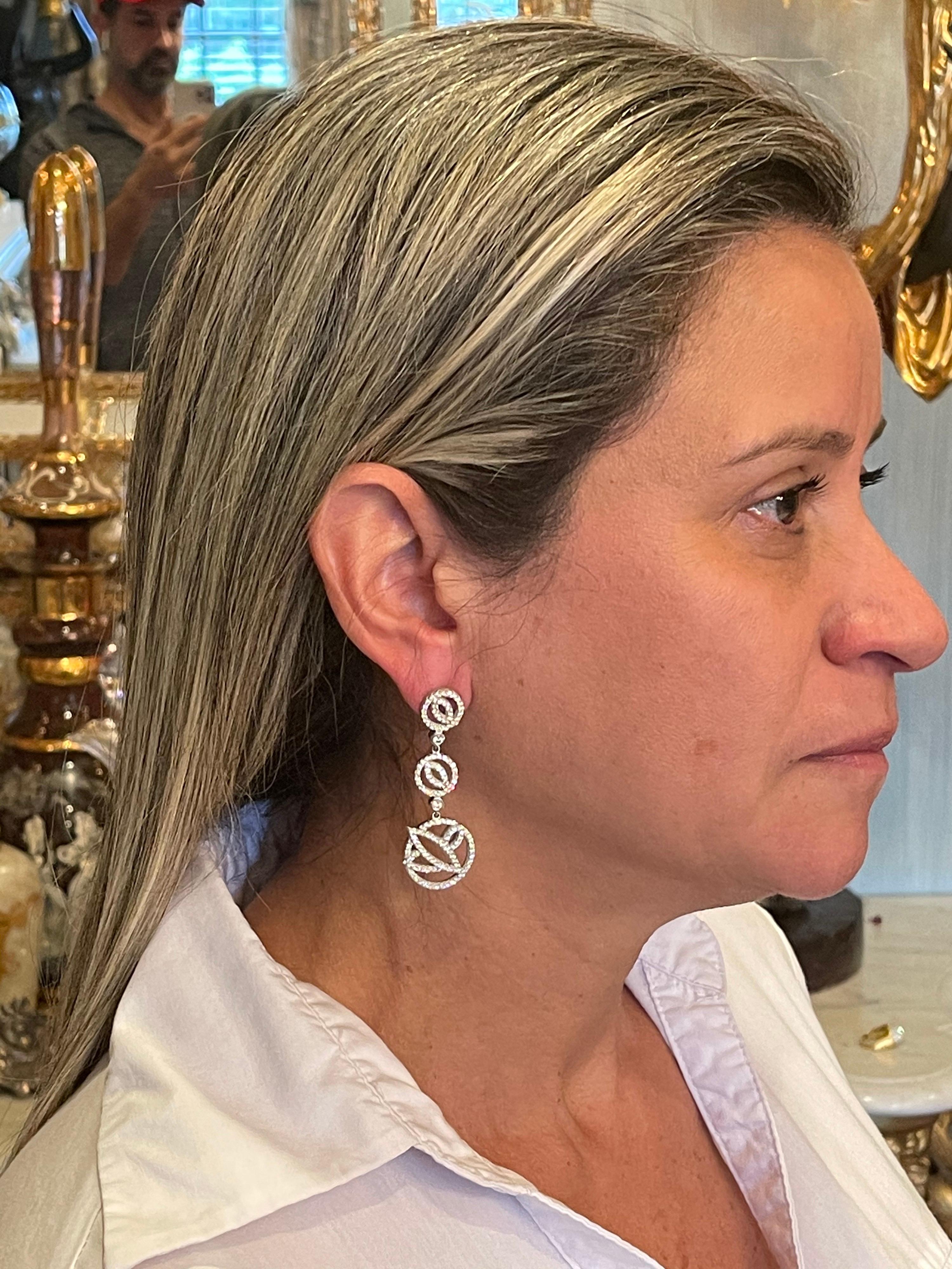 18 Karat White Gold Dangle Diamond Round Circle Earrings For Sale 3