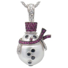 Collier pendentif Snowman en or blanc 18 carats, nacre, rubis et diamants