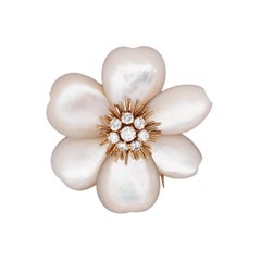 Van Cleef & Arpels, broche « Fleur » en or 18 carats, nacre et diamants