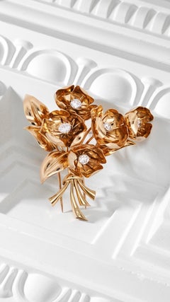 Van Cleef & Arpels, broche en forme de fleur de renoncule en or 18 carats sertie de diamants