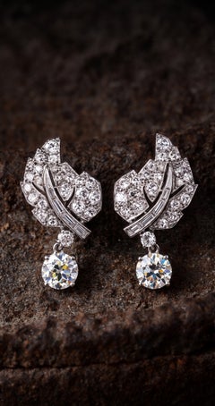 Orecchini pendenti Art Déco in platino con diamanti, intorno al 1930, 4,9 carati in totale