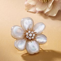 Van Cleef & Arpels, broche « Fleur » en or 18 carats, nacre et diamants