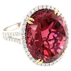Anello cocktail con tormalina rubellite ovale e diamanti da 18,79 carati