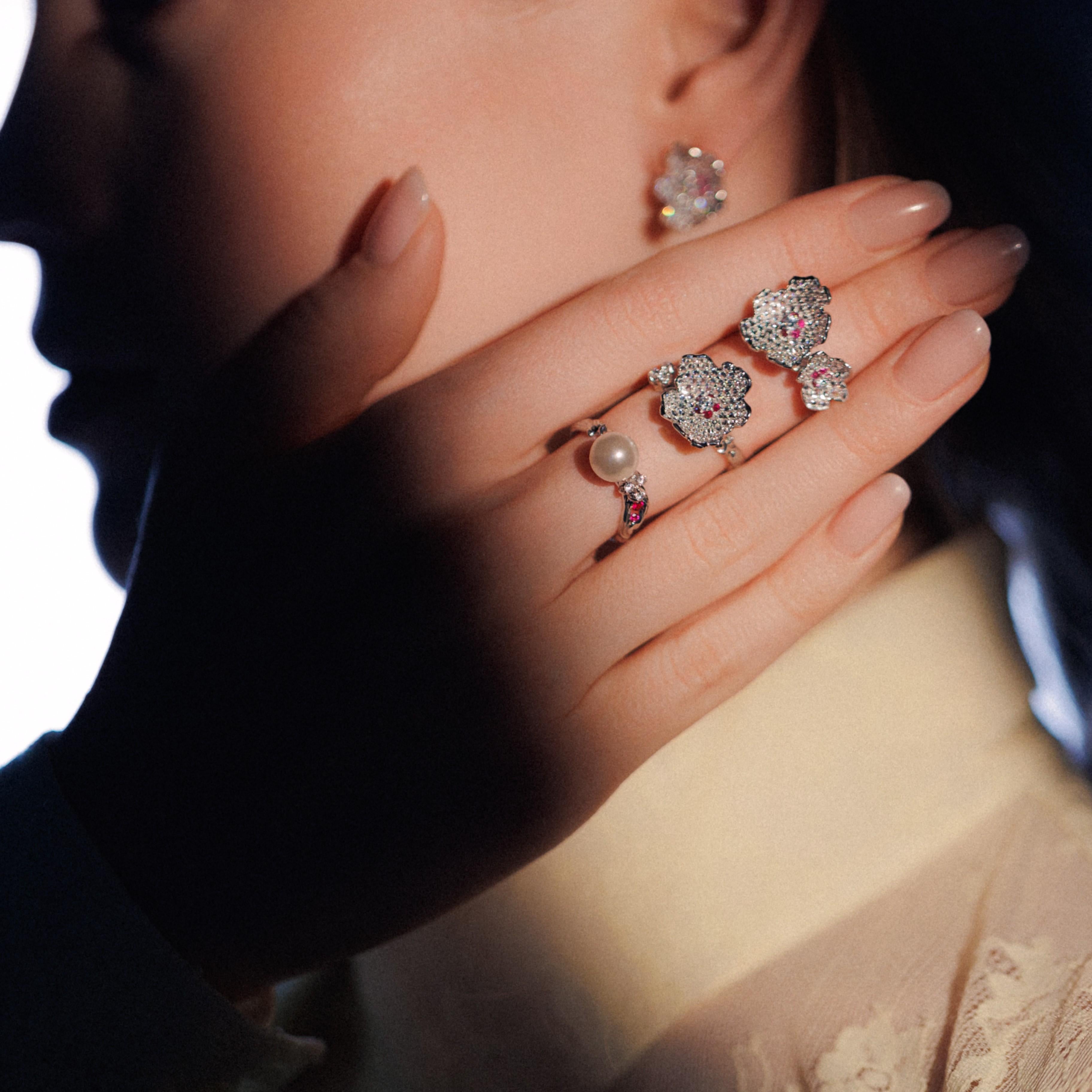 Anello con fiore di diamante e perla Akoya in oro bianco 18 carati di MOISEIKIN in vendita 1