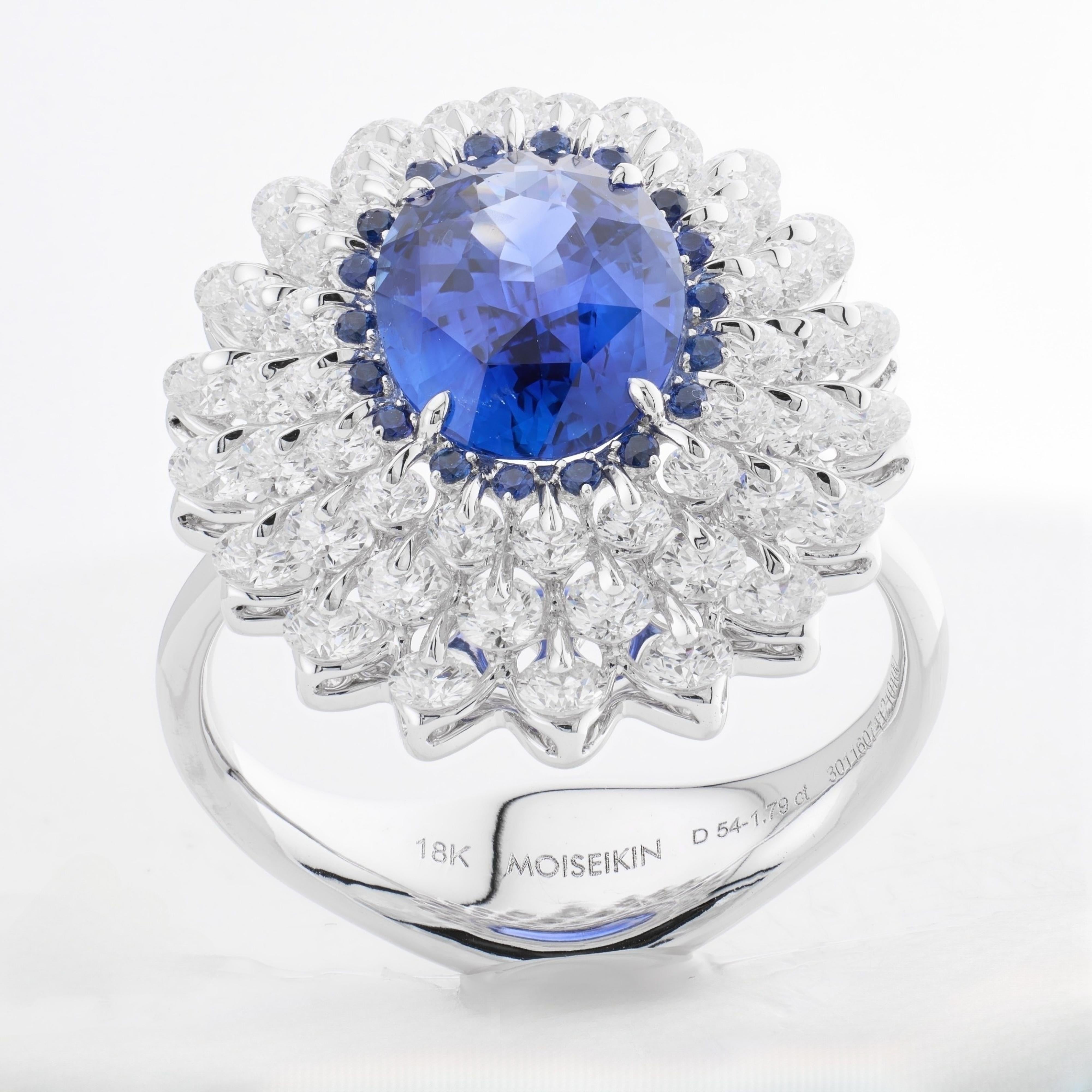 Der faszinierende Saphirring von MOISEIKIN mit einem blauen Saphir von insgesamt 2,58 ct. ist mit funkelnden, wirbelnden Diamanten besetzt, die das Auge einfangen und Eleganz und Raffinesse ausstrahlen.
Inspiriert von dem wunderschönen Ballkleid,