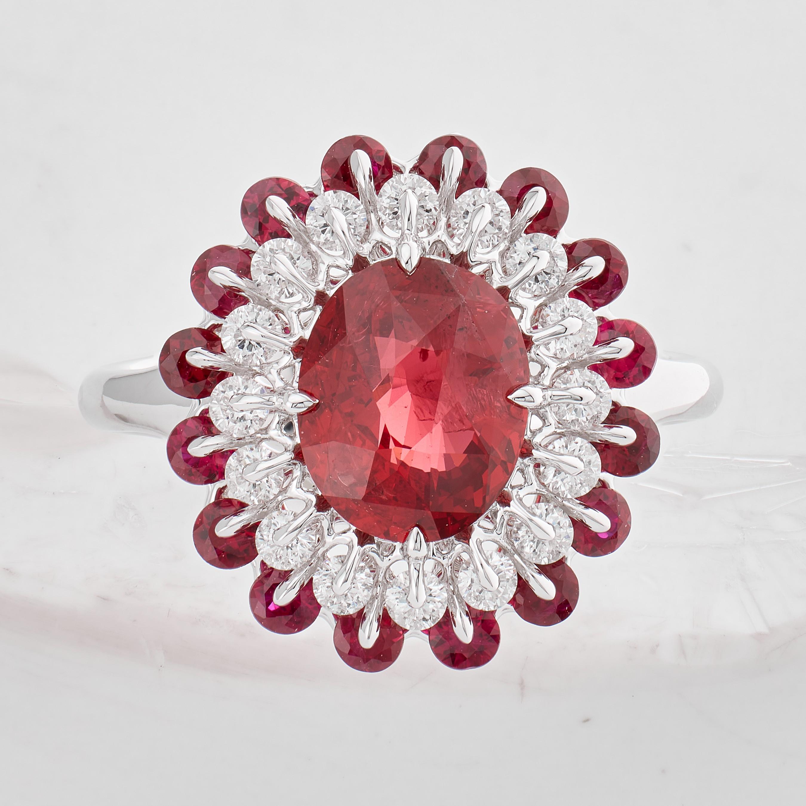 Dieser exquisite Ring ist eine seltene Symphonie aus Eleganz und Bewegung. Er zeigt einen natürlichen roten Spinell aus Tansania - unbehandelt und mit leuchtendem rosa Feuer.

Das Herzstück des aus 18 Karat Weißgold gefertigten Schmuckstücks ist ein