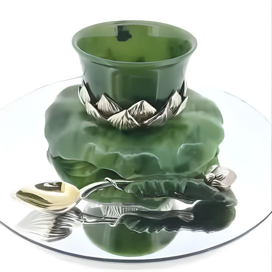 Das exquisite Teeset LOTUS von MOISEIKIN besteht aus echtem Silber und edlem Ural-Nephrit, einem spirituellen und energetischen Stein. Echter Nephrit ist reich an Mineralien und Spurenelementen, hat eine pflegende Wirkung auf die Haut und baut