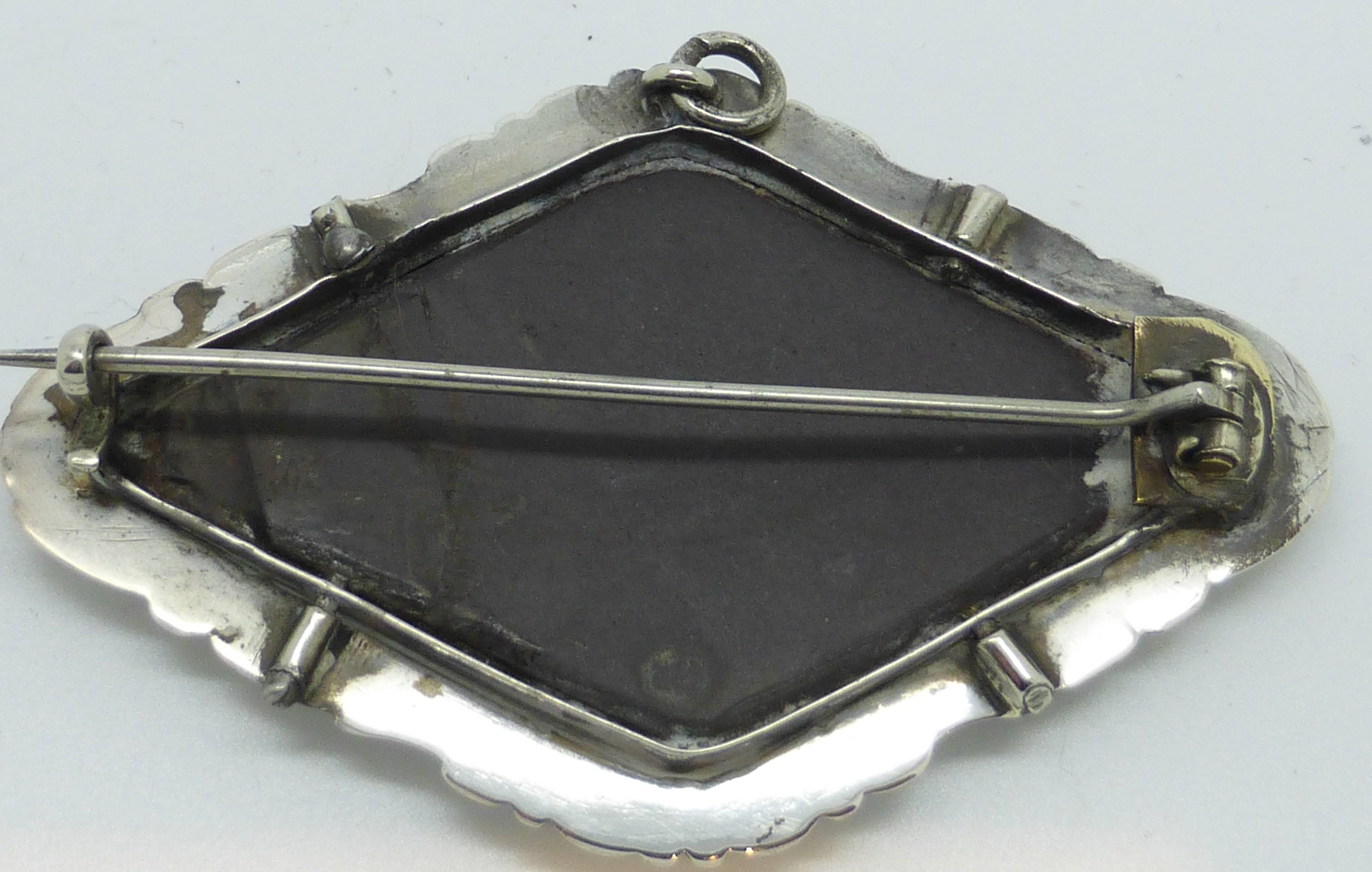 Victorian Sterling Silver-Mounted Slate Backed Scottish Agate Brooch In Excellent Condition For Sale In New York, NY