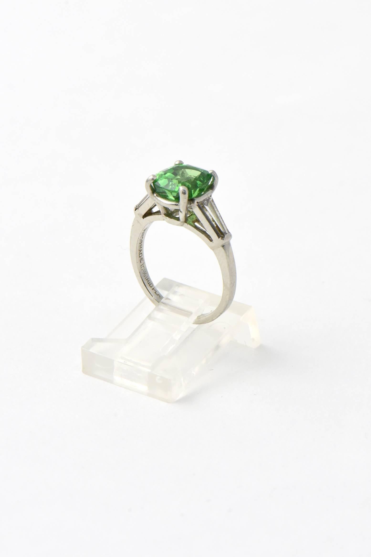 Impresionante Granate Tsavorita natural certificado por el GIA montado en una sencilla montura cónica de diamantes baguette y platino.  La tsavorita de 2,78 quilates  2,78 es un precioso color verde transparente.  

Talla US 4.5.  Se puede