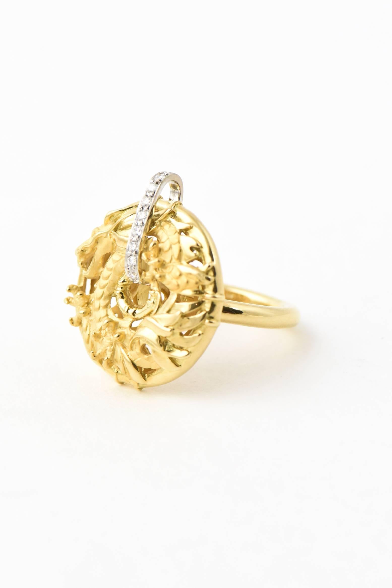 CARRERA Y CARERRA SHANGHAI RING 
CÍRCULOS DE FUEGO COLLECTION
Ring features an18k Circle with Dragon releaf & diamond accents in yellow & white gold.


