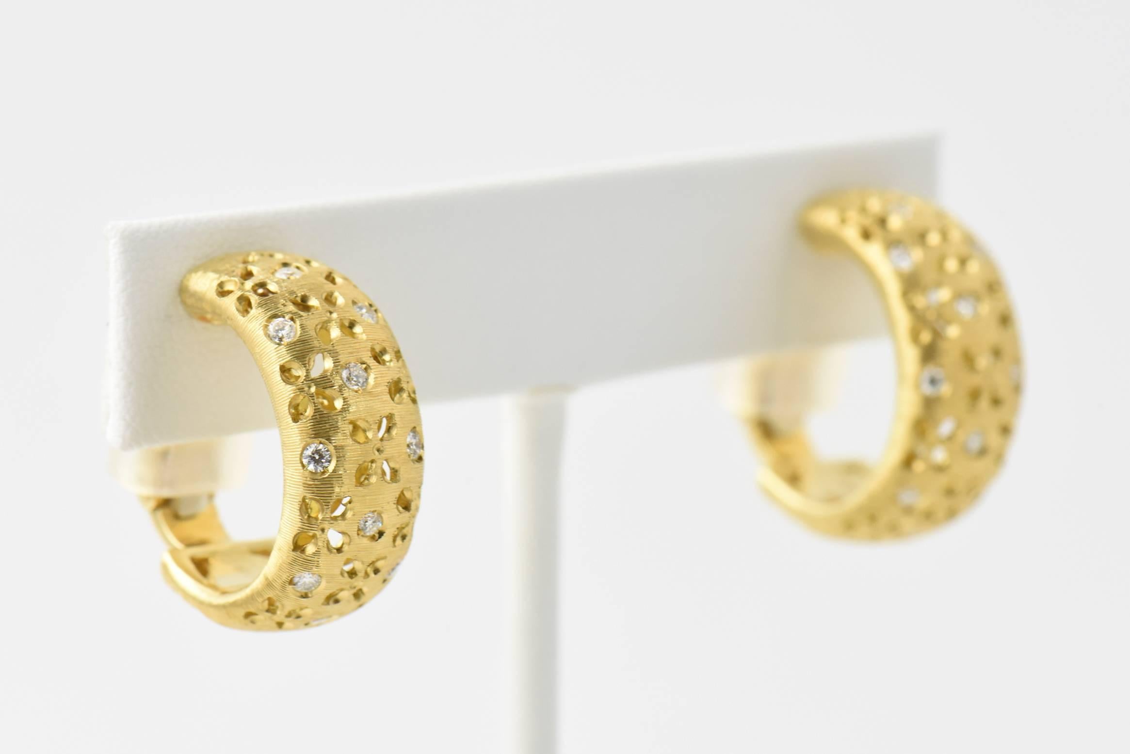 Roberto Coin
Diamant-Ohrringe Granada:: Gelbgold
Aus der Kollektion Granada. 
18 Karat gebürstetes Gelbgold. 
Allover-Blumenausschnitte und Diamantstationen. 
0.40 Karat Gesamtgewicht der Diamanten. 
Pfosten-Hebel-Rücken mit KEINEN Pfosten
Ca. 3/4