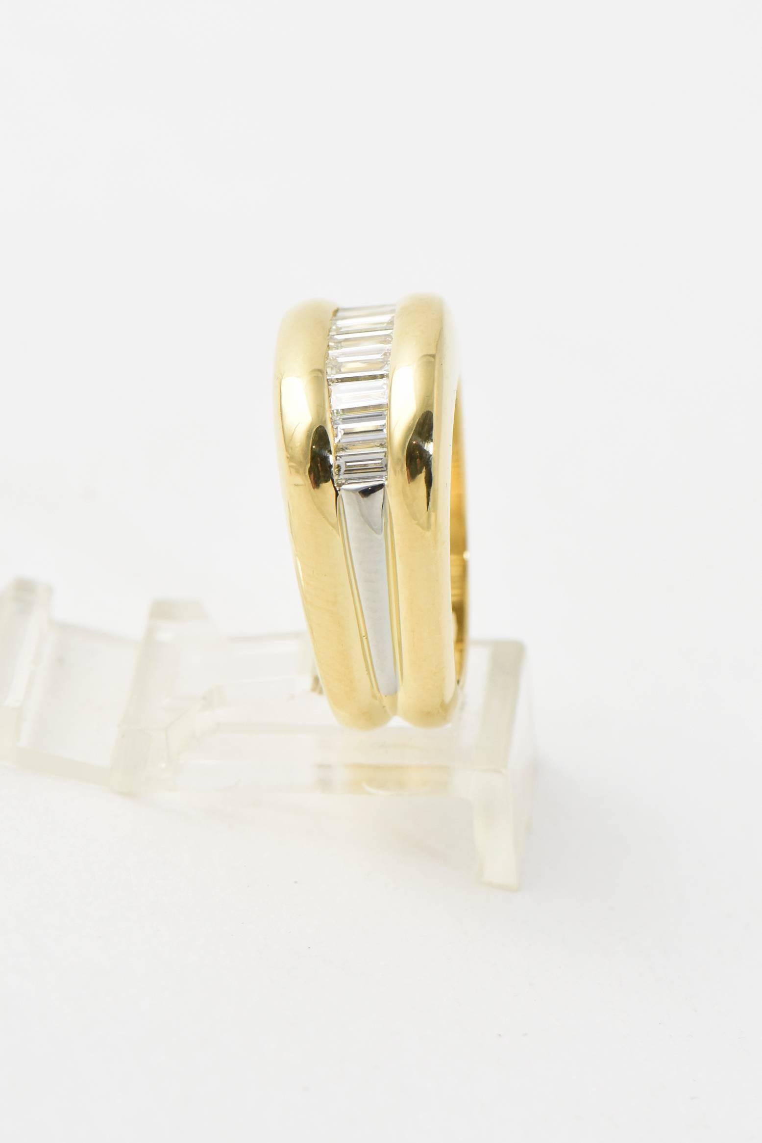 Schöner handgefertigter Ring aus 18 Karat Gelbgold mit abgestuften weißen:: reinen Baguette-Diamanten auf der Vorderseite.  

9.7 mm breit. 

Us Ring Größe 5.75
