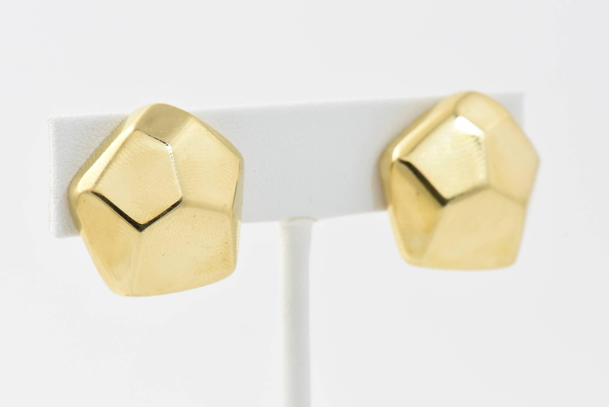 Questi orecchini 3D a forma di pentagono sono in oro giallo 18 carati con chiusura a clip.  NO POST