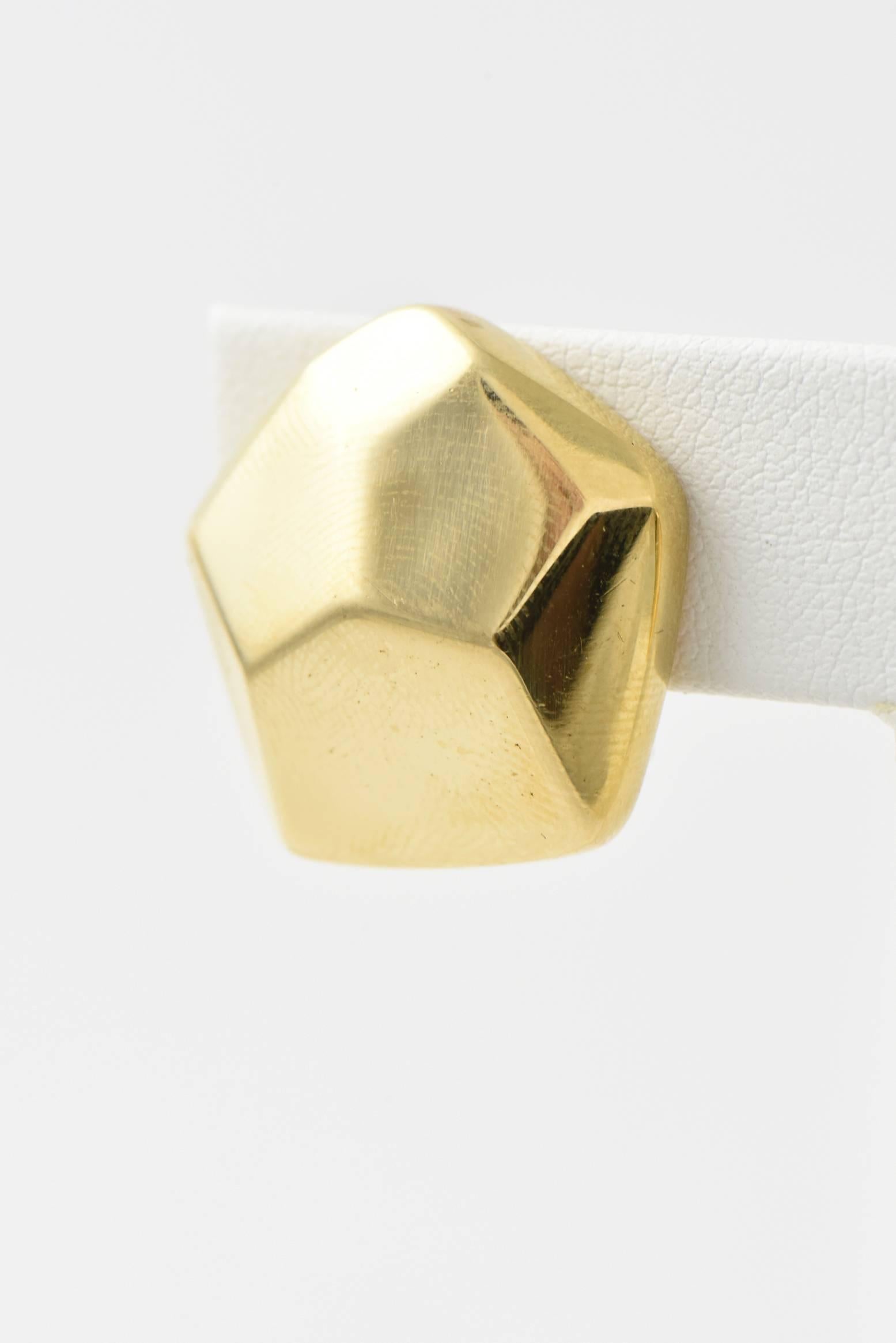 Geometrische dreidimensionale Pentagon-Ohrringe aus Gold im Zustand „Hervorragend“ im Angebot in Miami Beach, FL