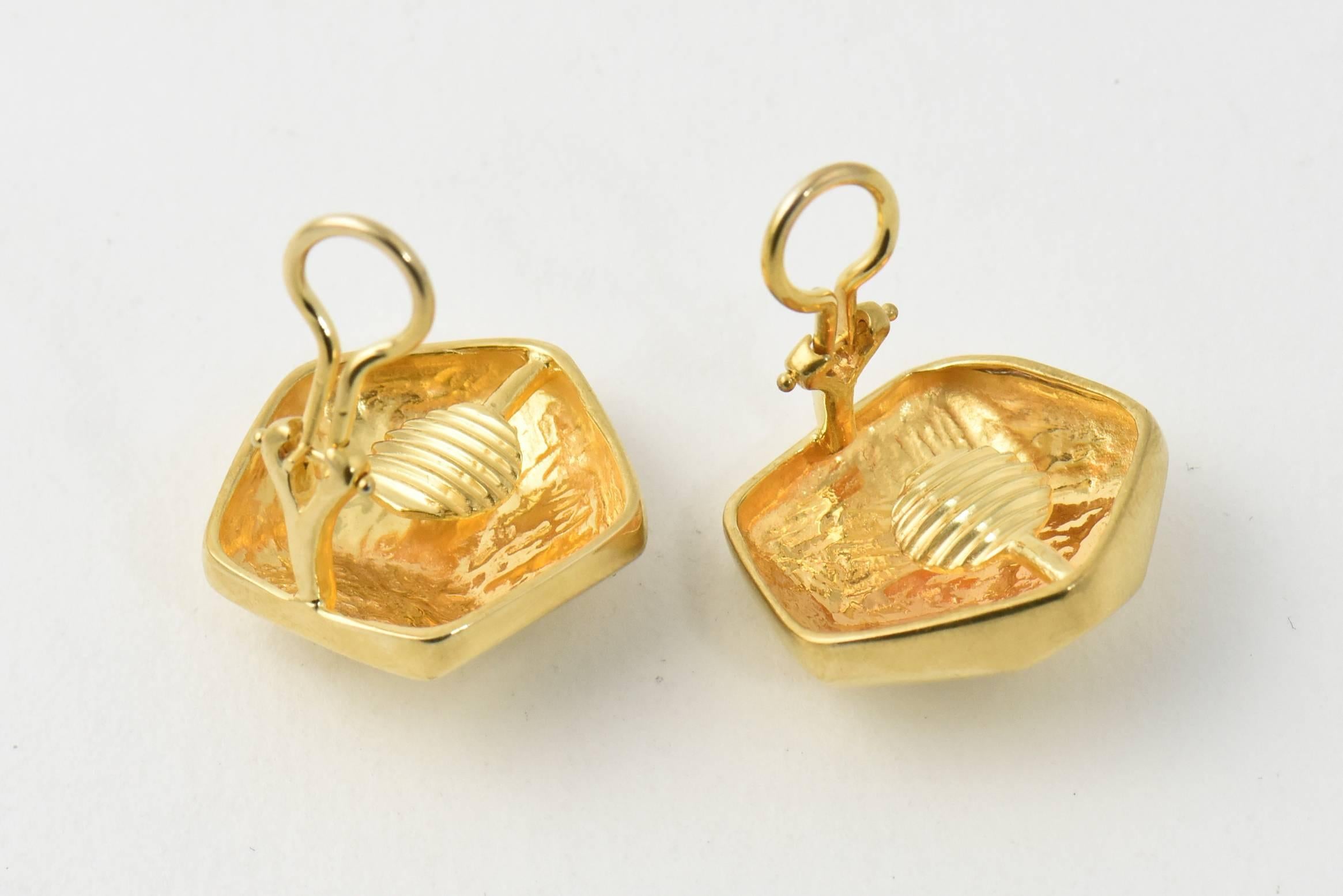 Geometrische dreidimensionale Pentagon-Ohrringe aus Gold Damen im Angebot
