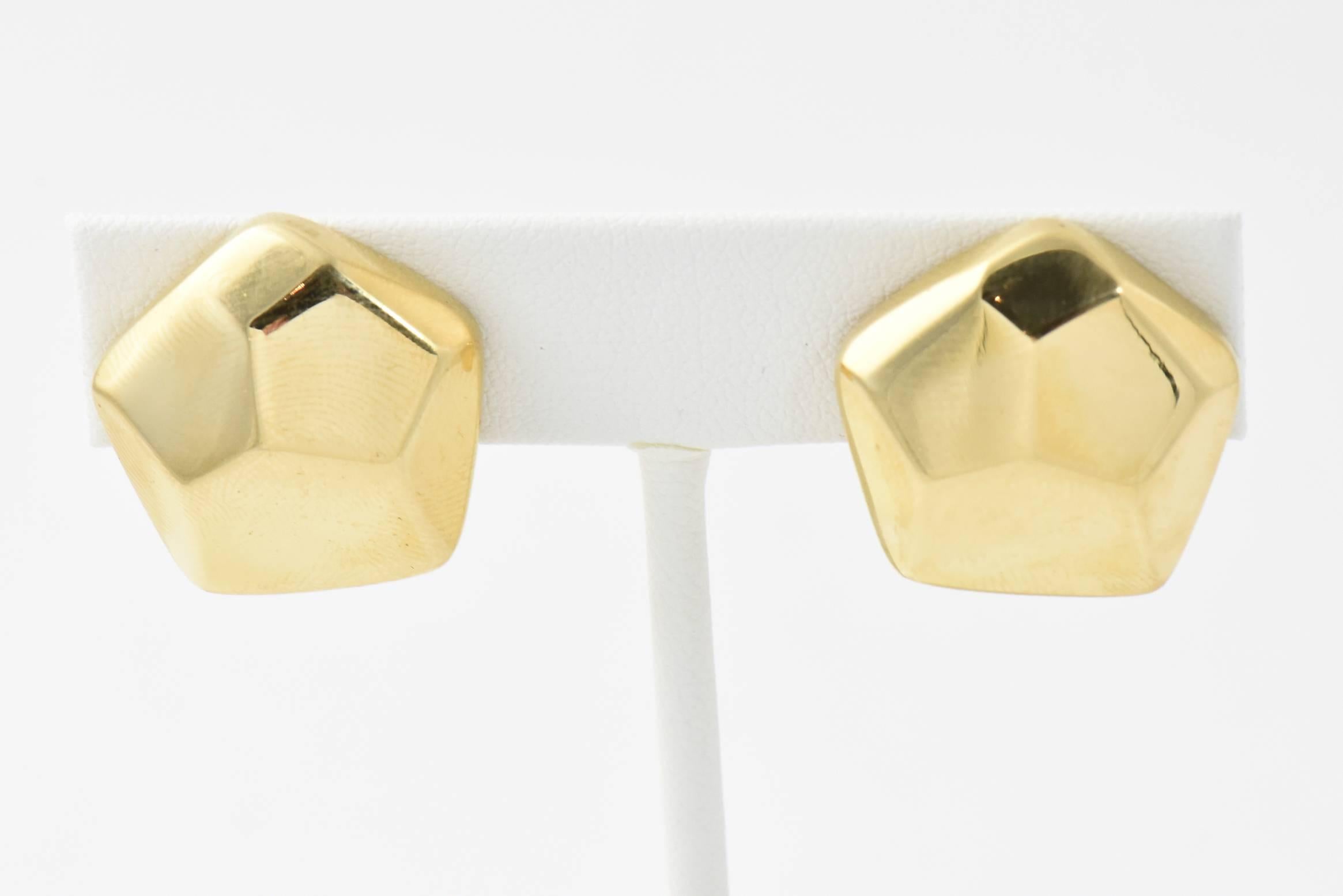 Donna Orecchini geometrici tridimensionali in oro a forma di pentagono in vendita