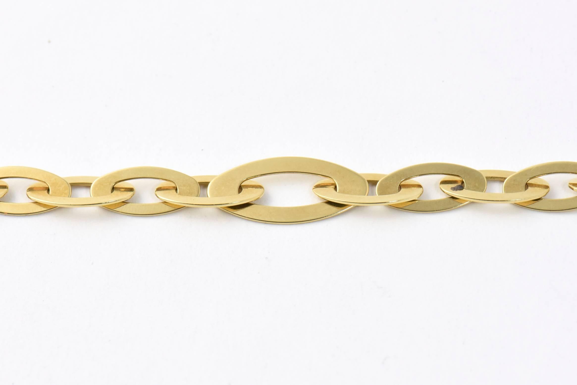 Roberto Coin Shine and Chic Collection Gold Link Necklace In Excellent Condition In Miami Beach, FL