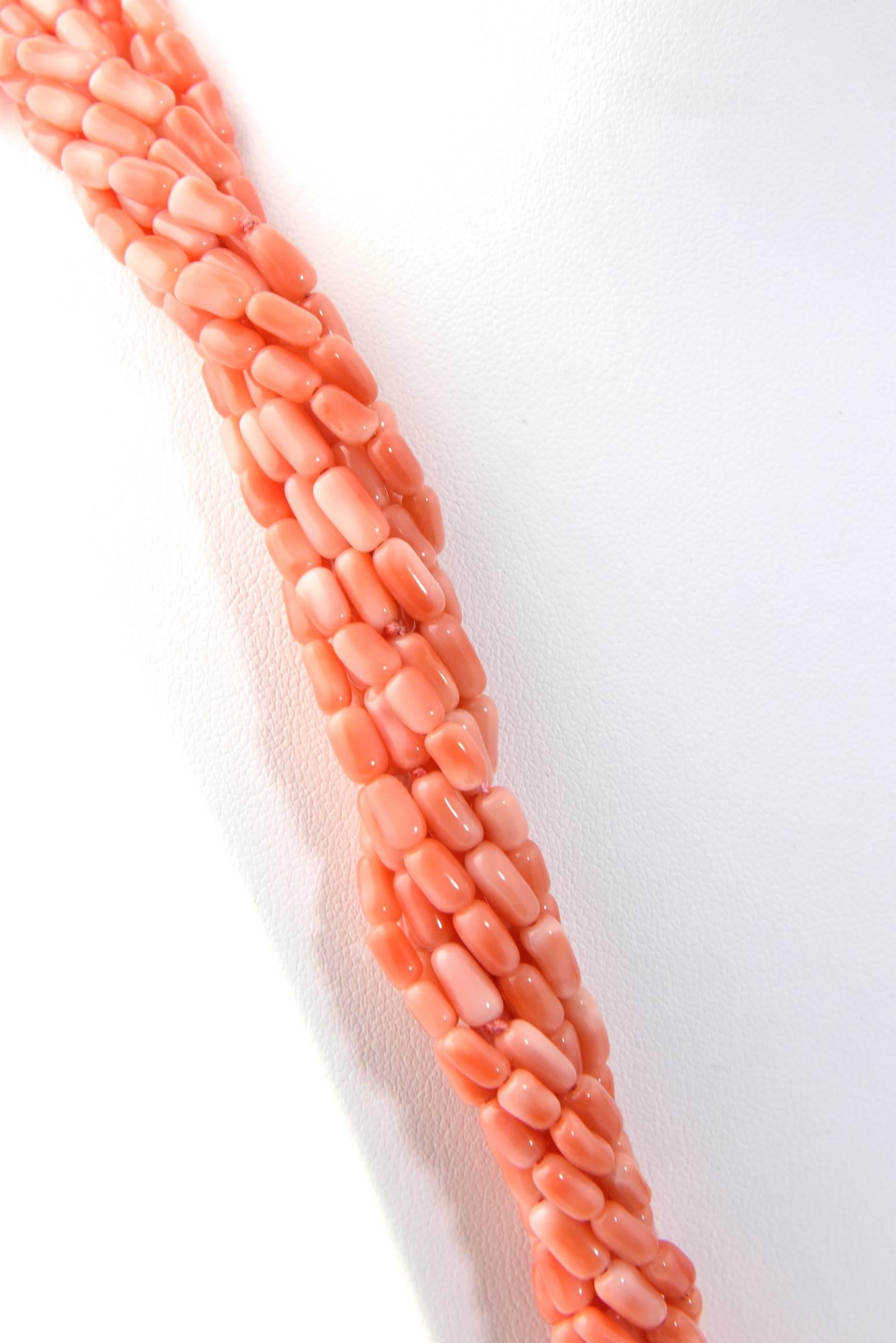 Collar de cuentas de coral multifilares con cierre de rama de coral tachonado de diamantes Cellini en Excelente estado para la venta en Miami Beach, FL