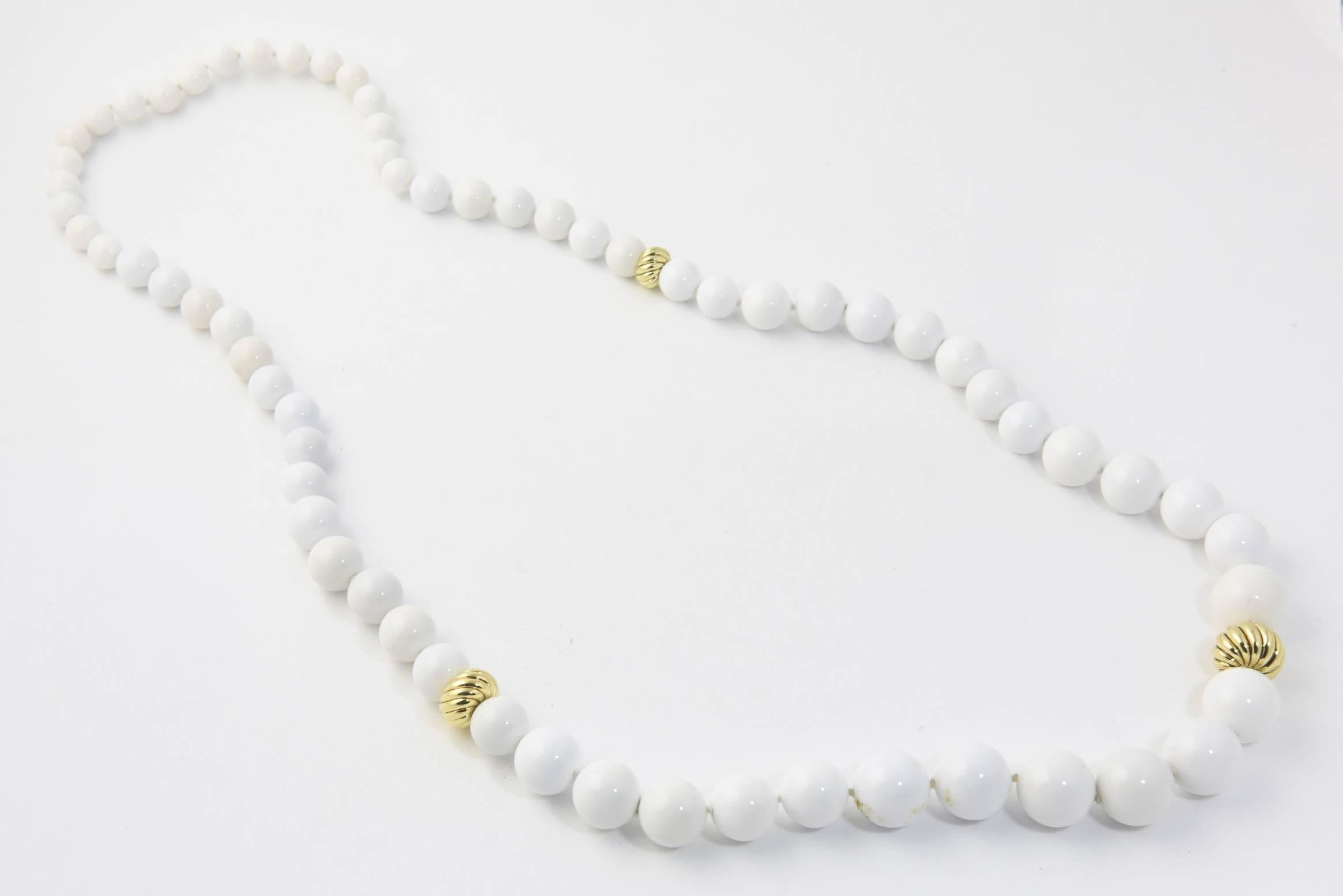 David Yurman Signature Collection White Agate Sculpted Gold Bead Necklace In Excellent Condition In Miami Beach, FL
