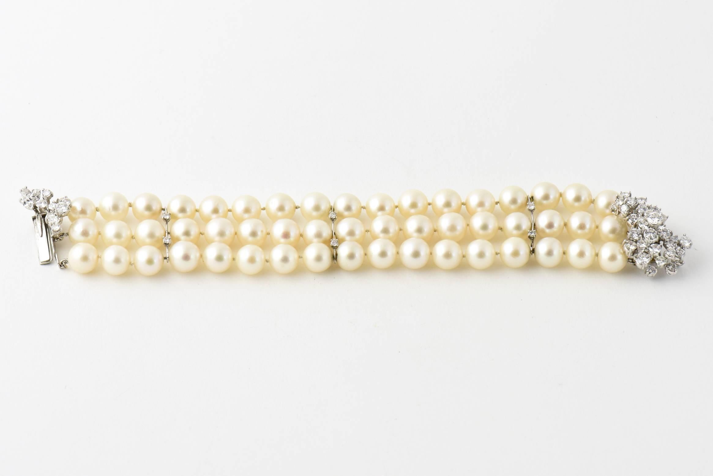 Perle Bracelet en or blanc à trois rangs de perles de culture et diamants du milieu du 20e siècle en vente