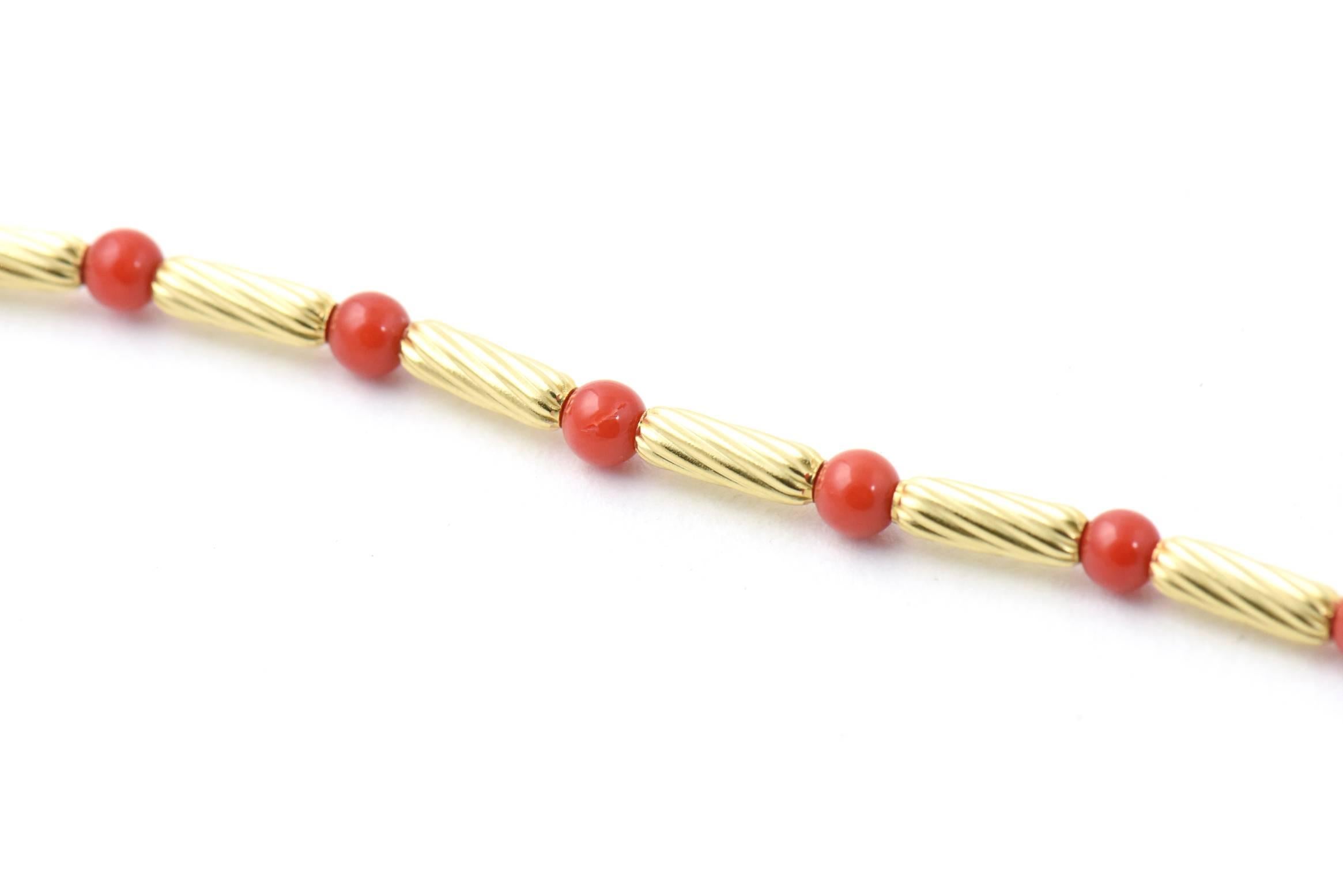 David Yurman 18k yellow gold necklace featuring alternating coral beads. Necklace, 36