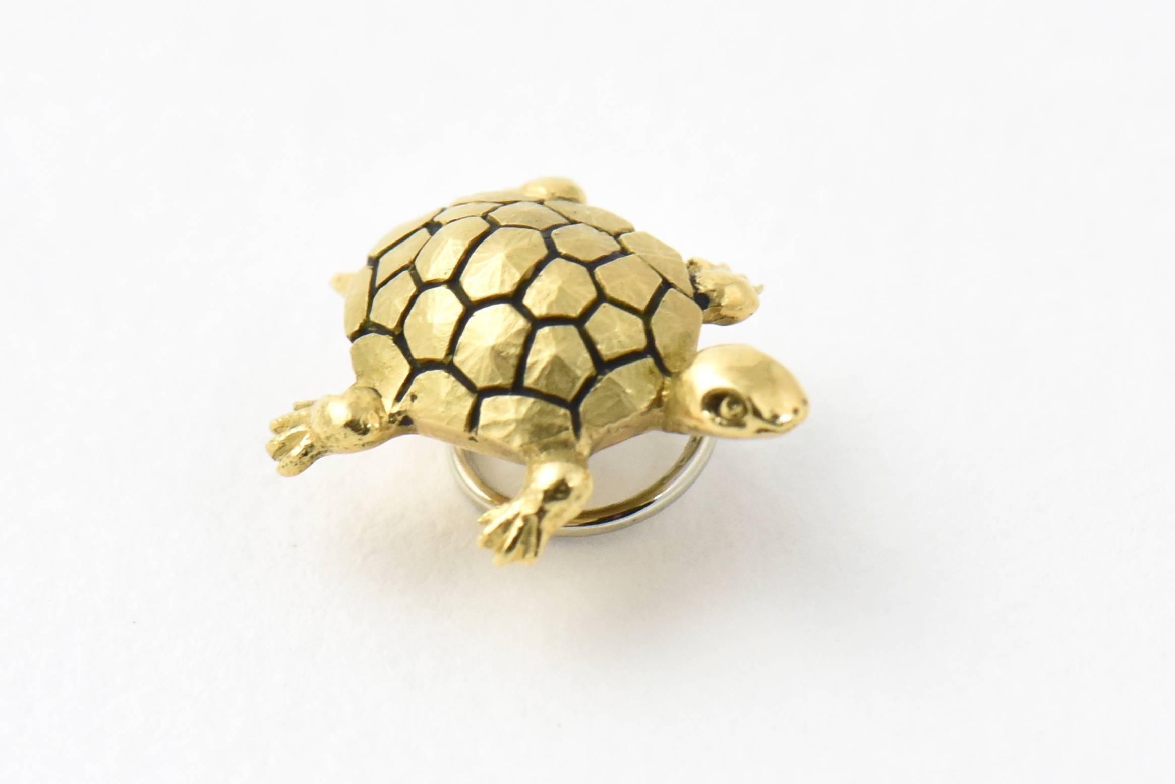 Emaille Gold Schildkröte Hut Haar Schleppe oder Revers Pin Brosche im Zustand „Hervorragend“ im Angebot in Miami Beach, FL