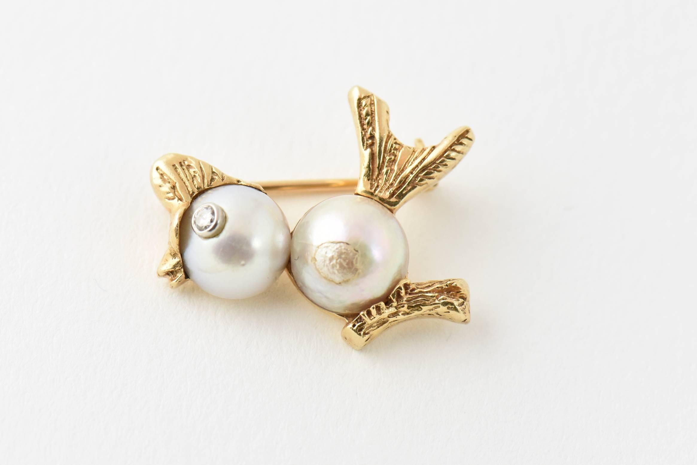 Round Cut Ruser Pearl Diamond Gold Bird Brooches For Sale