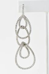 Pendientes largos colgantes de oro blanco con diamantes en forma de lágrima by Odelia