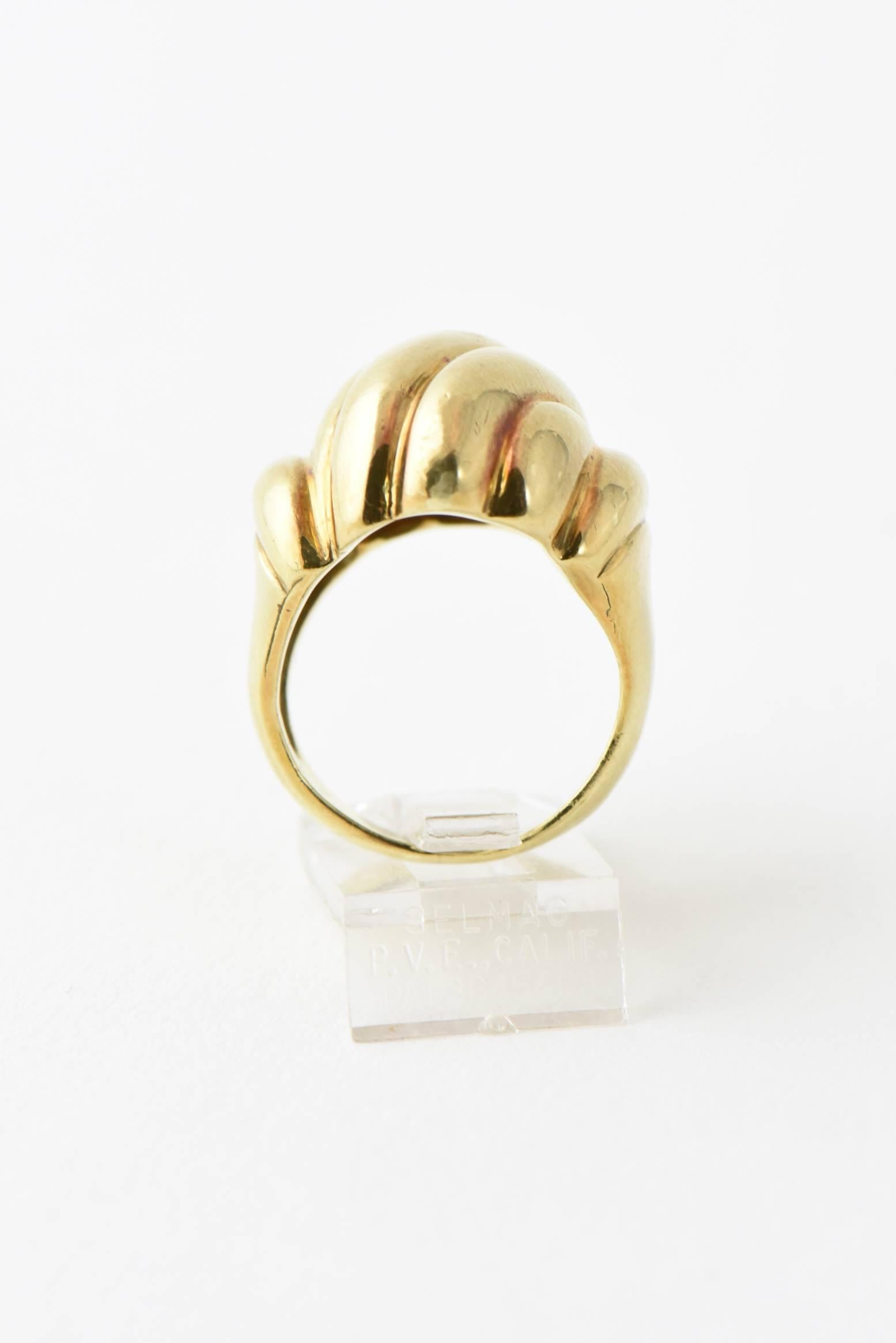 Stylized Three-Dimensional Ribbed Yellow Gold Ring In Excellent Condition In Miami Beach, FL