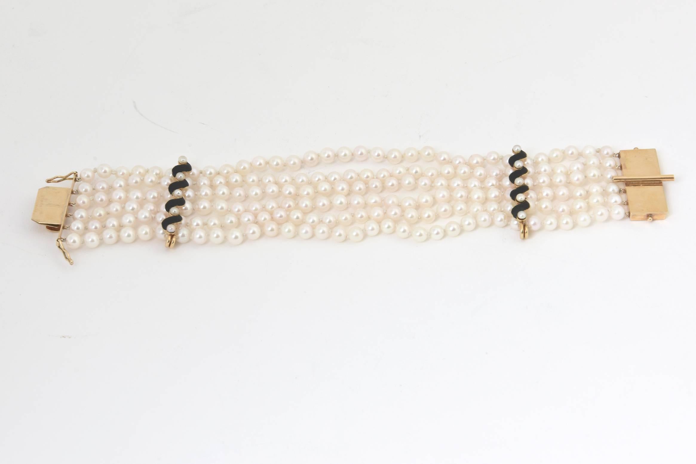Broche panthère victorienne en or émaillé noir avec bracelet perles assorties en vente 1