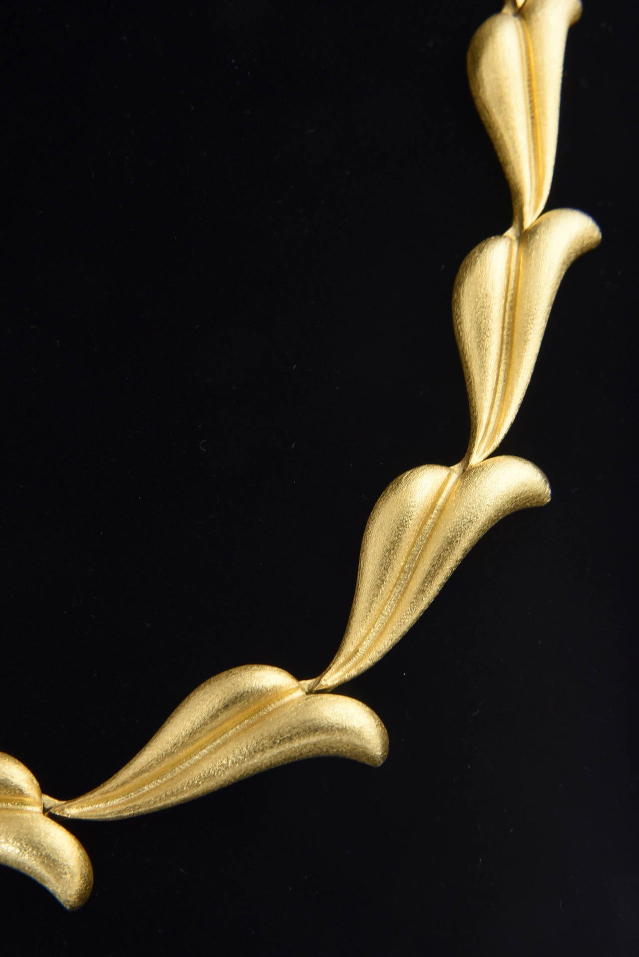 20th Century Yellow Gold Feather Leaf Necklace For Sale 1