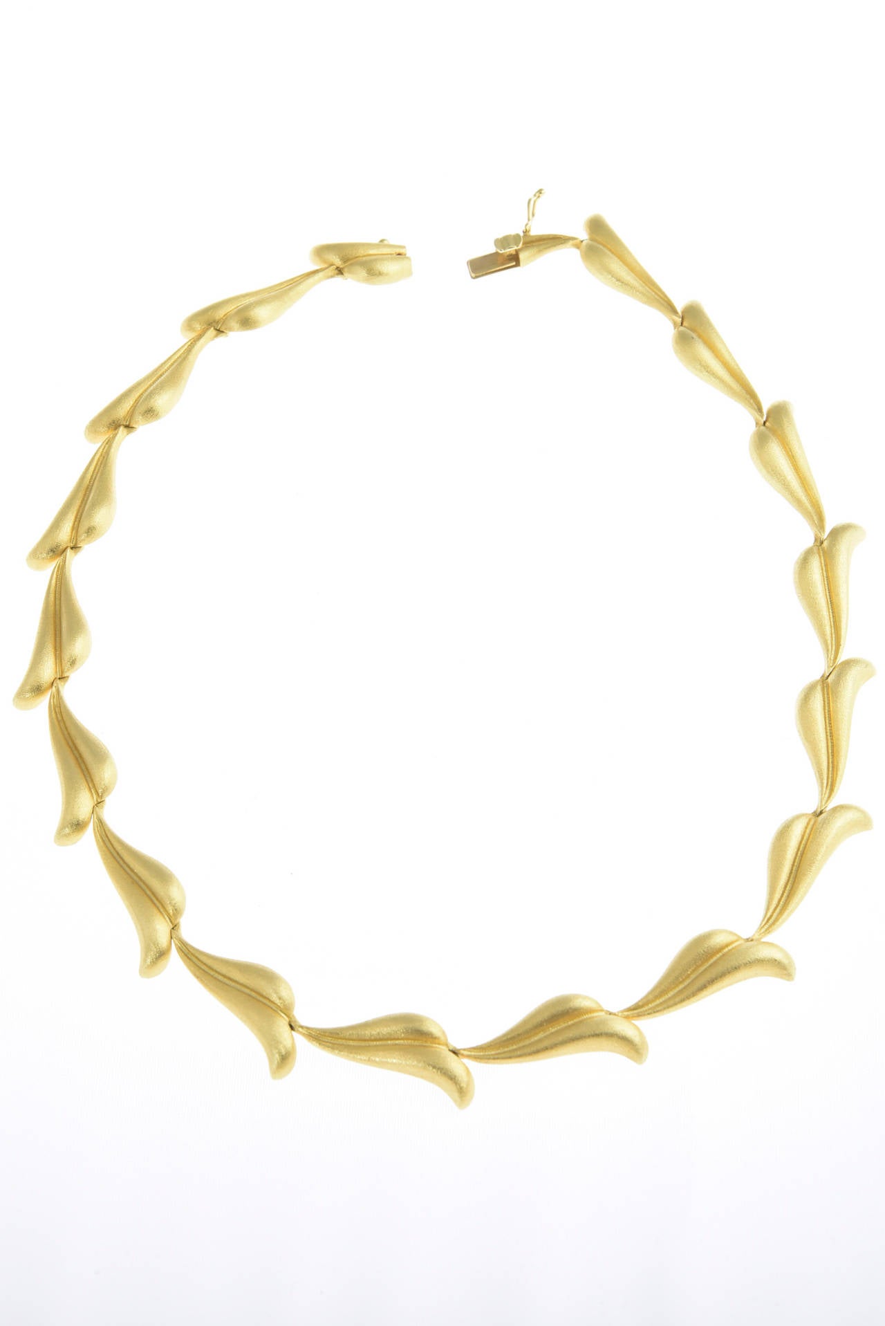 20th Century Yellow Gold Feather Leaf Necklace For Sale 4