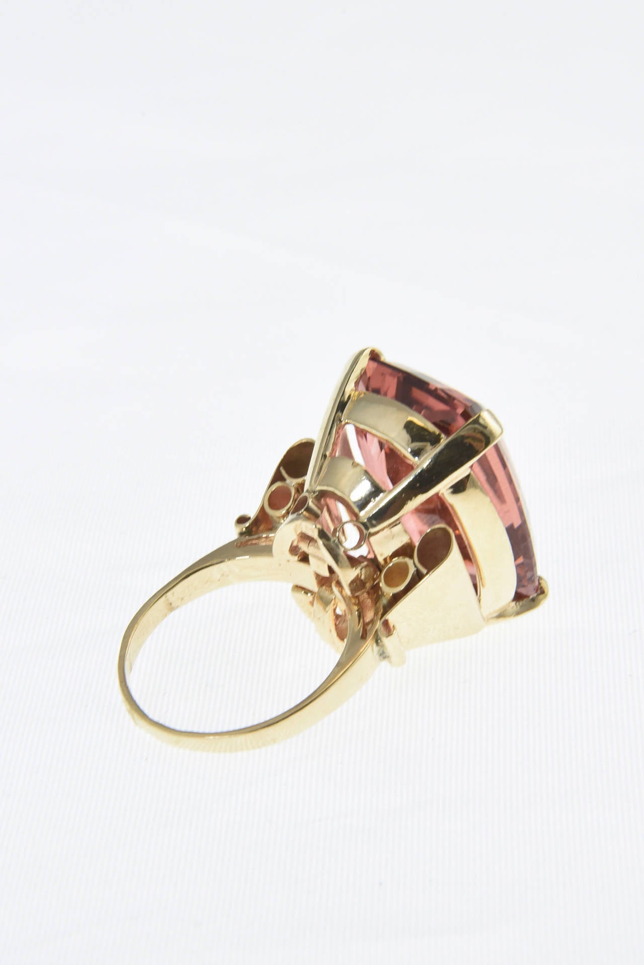 Large Rare Color Peach Pink Tourmaline Gold Cocktail Ring In Excellent Condition For Sale In Miami Beach, FL