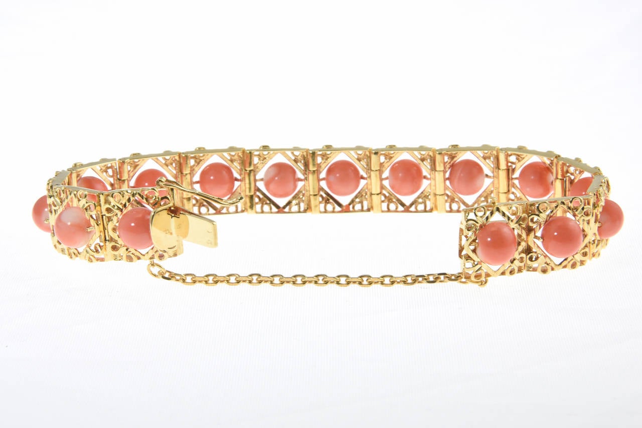1970s Highly Stylized Coral Gold Link Bracelet In Excellent Condition In Miami Beach, FL