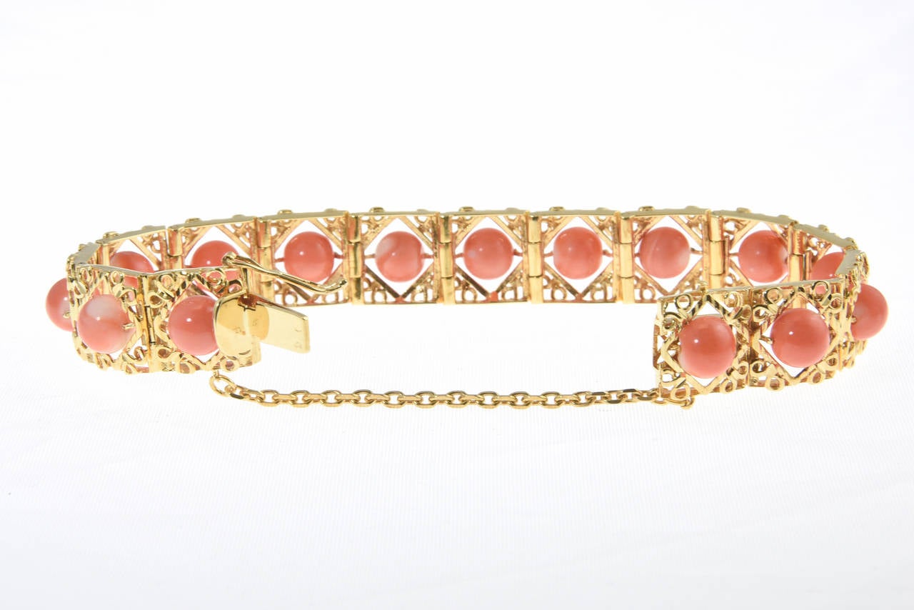 1970s Highly Stylized Coral Gold Link Bracelet In Excellent Condition For Sale In Miami Beach, FL