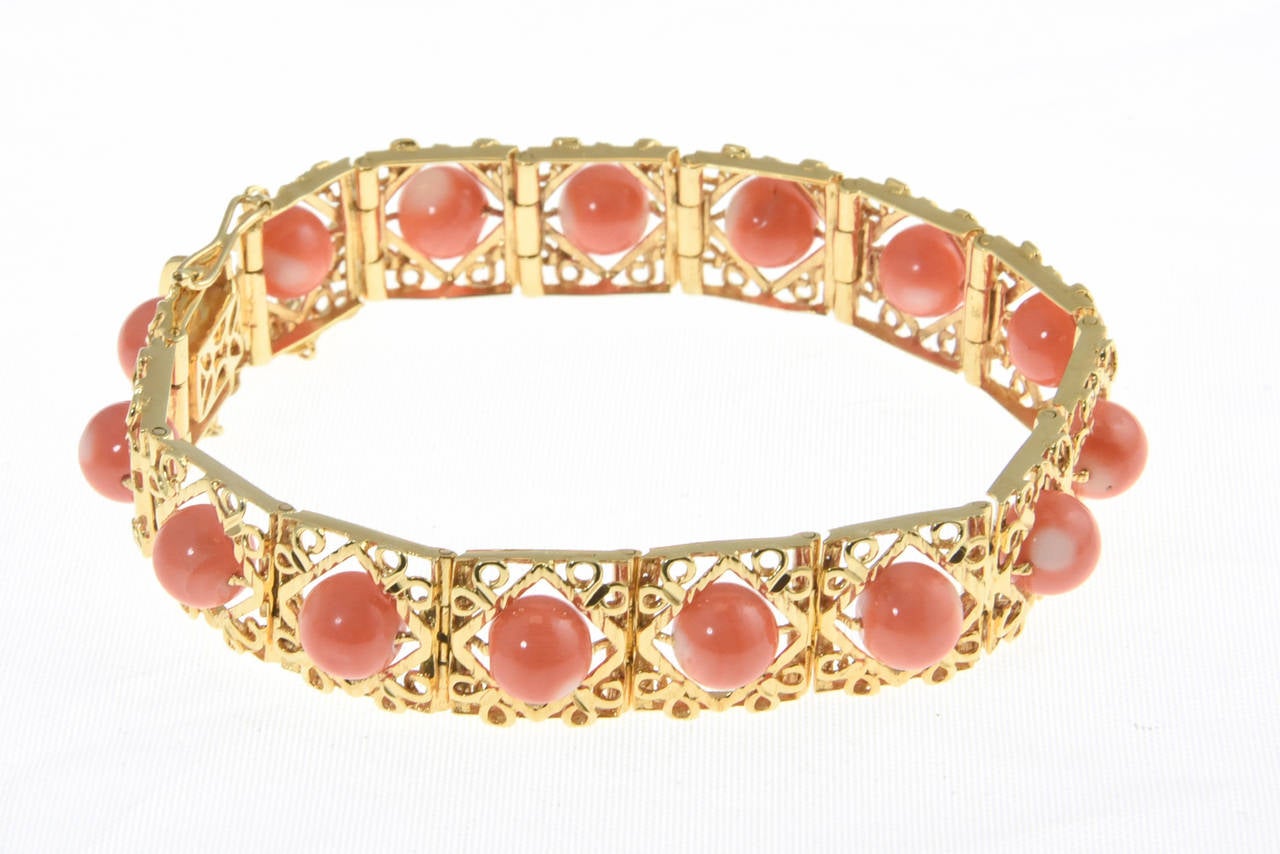 1970s Highly Stylized Coral Gold Link Bracelet For Sale 3