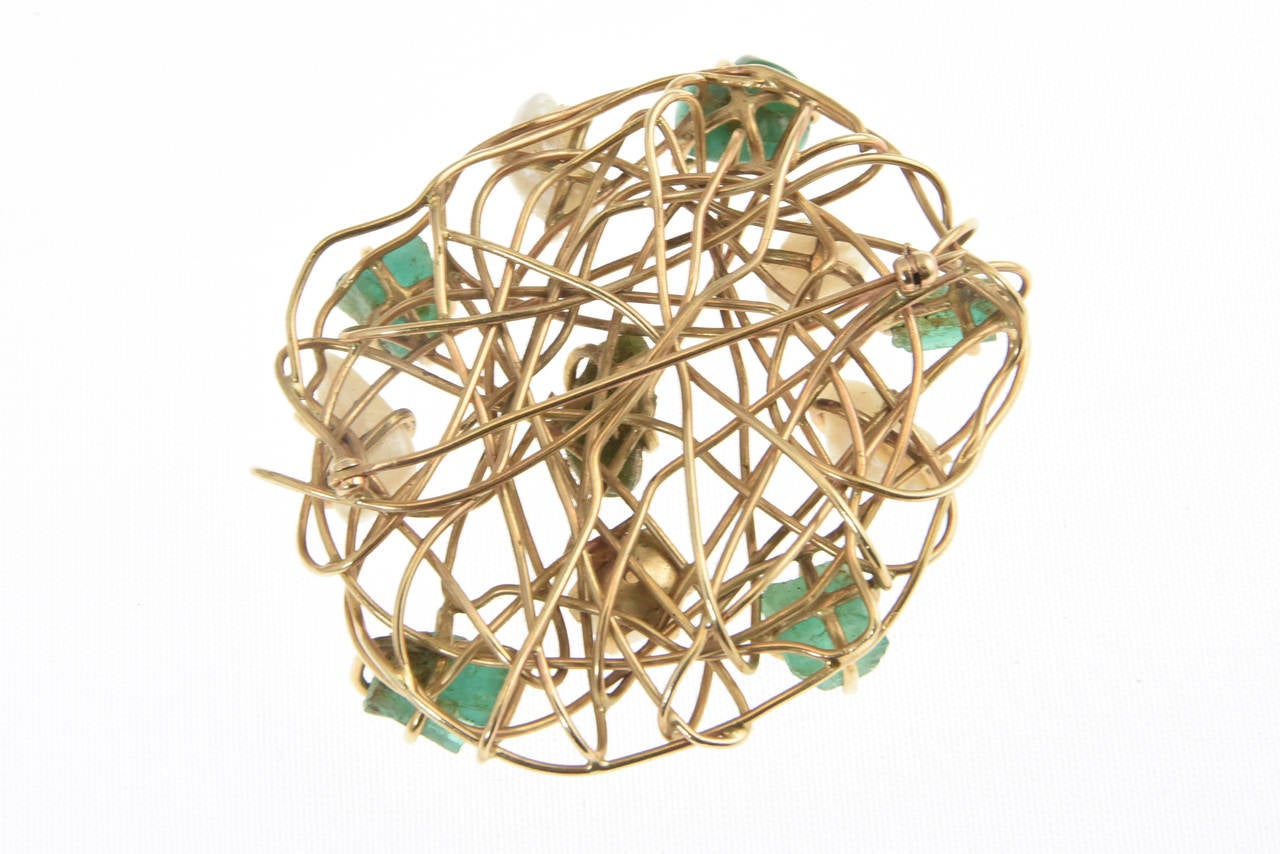 1960s Freeform Cultured Pearl Emerald Gold Wire Brooch In Good Condition In Miami Beach, FL