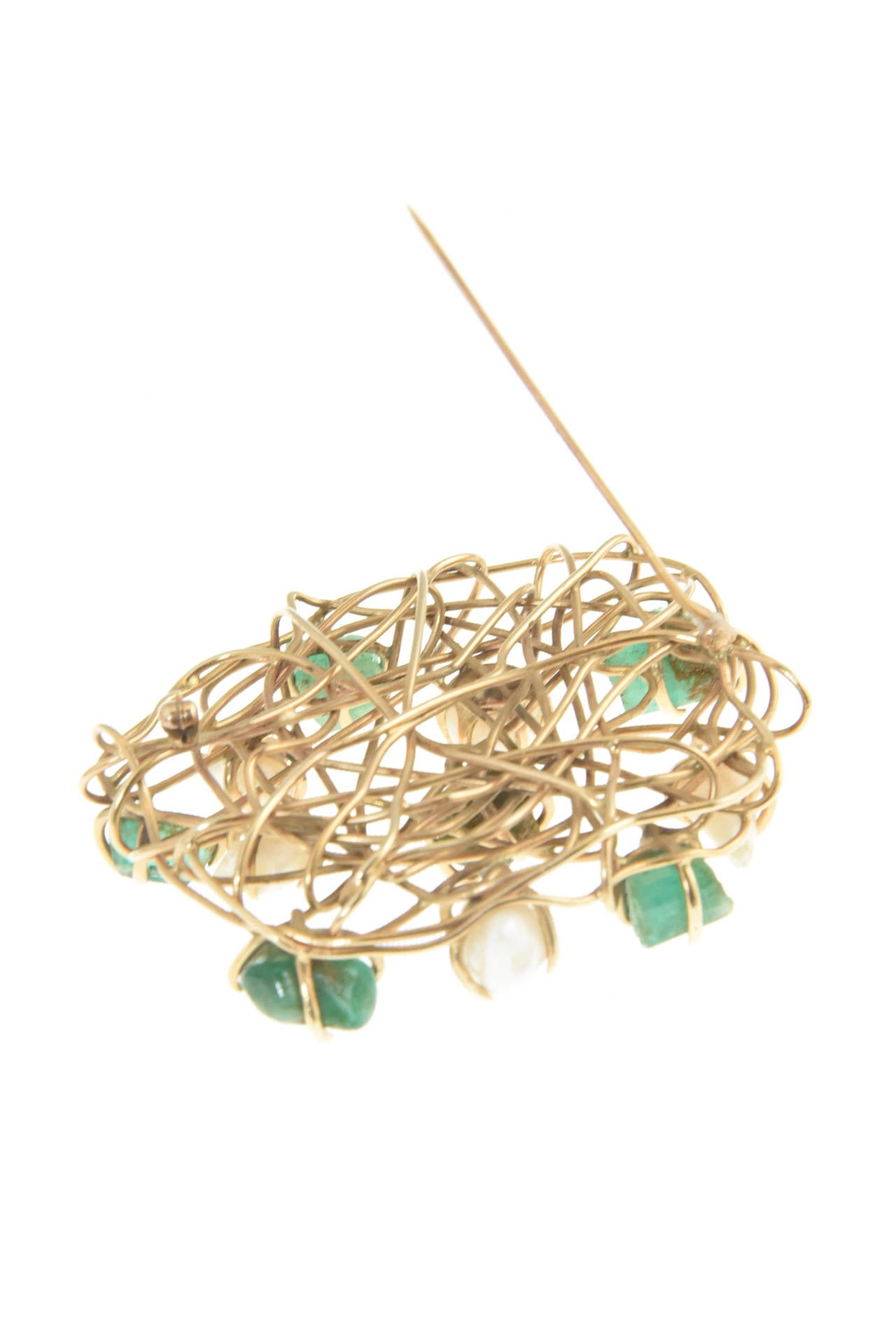 Women's 1960s Freeform Cultured Pearl Emerald Gold Wire Brooch