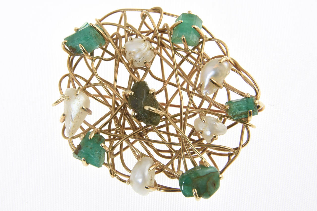 1960s Freeform Cultured Pearl Emerald Gold Wire Brooch 1