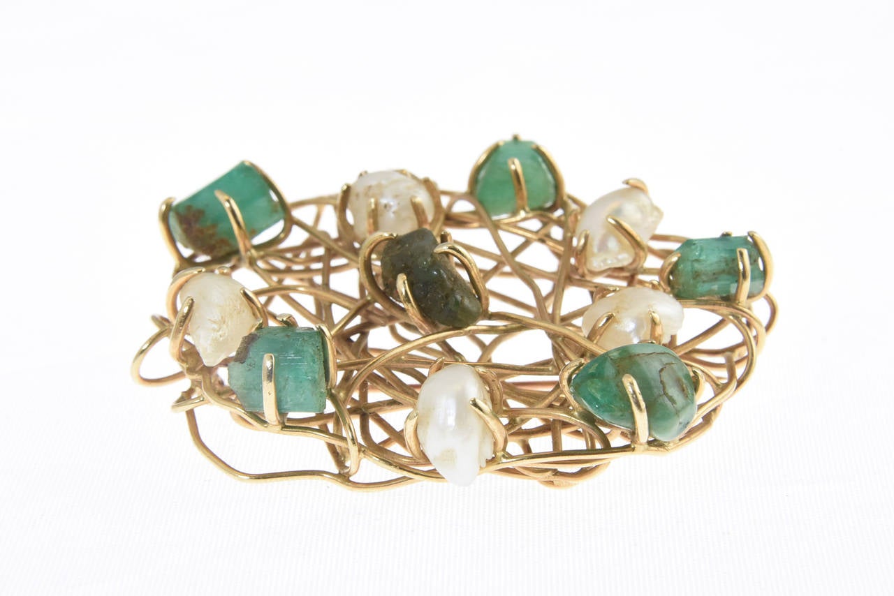 1960s Freeform Cultured Pearl Emerald Gold Wire Brooch 2