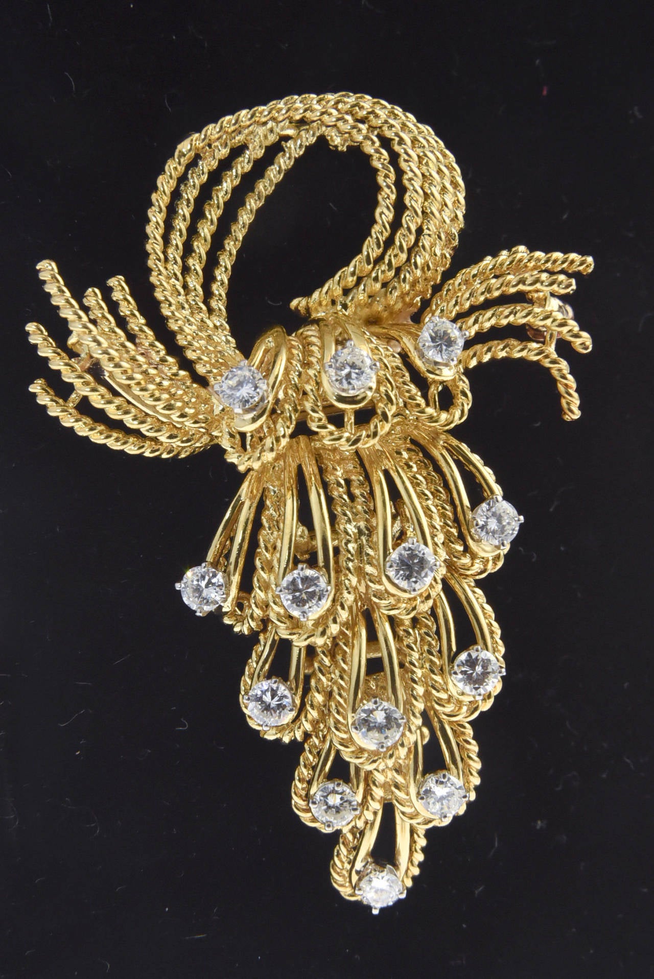 Suite di orecchini e spilla in oro con diamanti a cascata articolata francese in vendita 2