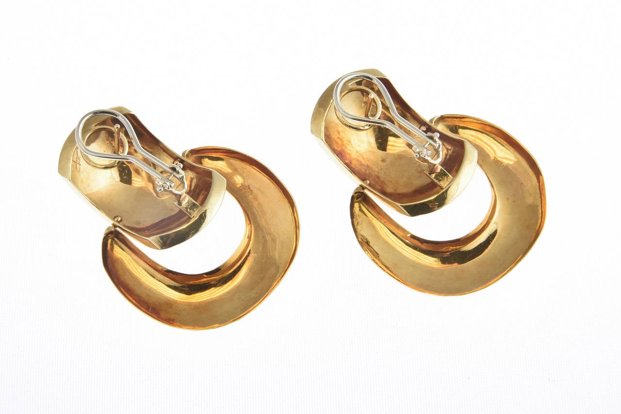 Large 1970s Door Knocker Gold Dangle Earrings In Excellent Condition In Miami Beach, FL