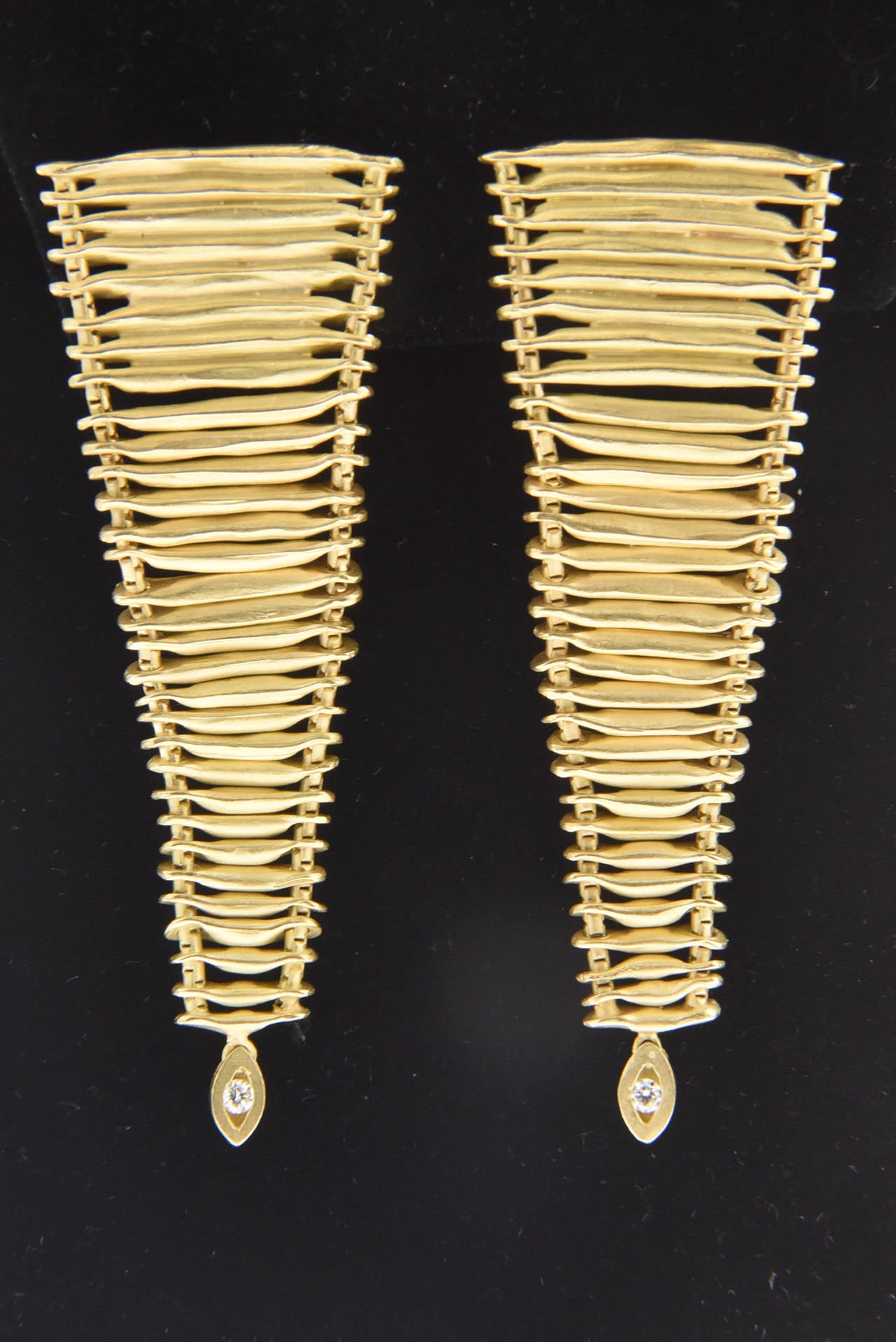 Beautifully handcrafted graduating free-form gold bars with diamond within diamond dangle part of the kH Stern Coleção Indiado Collection. Made of 18 karat yellow gold. 