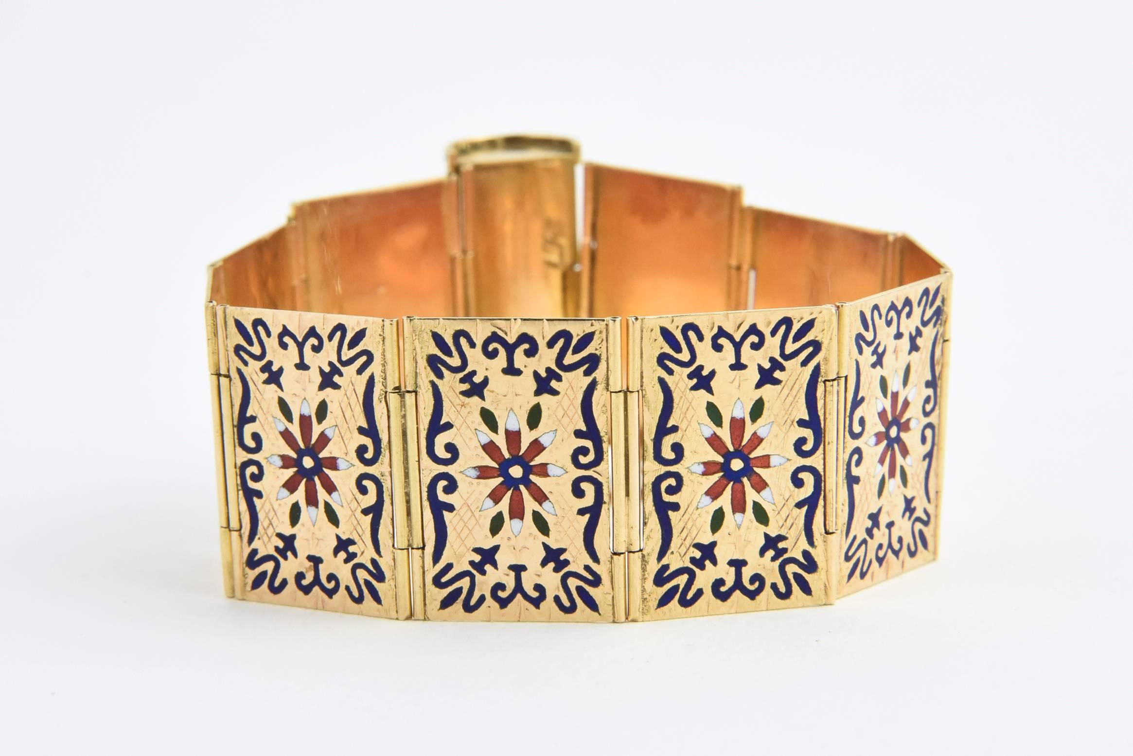 Early 20th Century Renaissance Revival Enameled and Jewelled Gold Book Bracelet In Excellent Condition In Miami Beach, FL