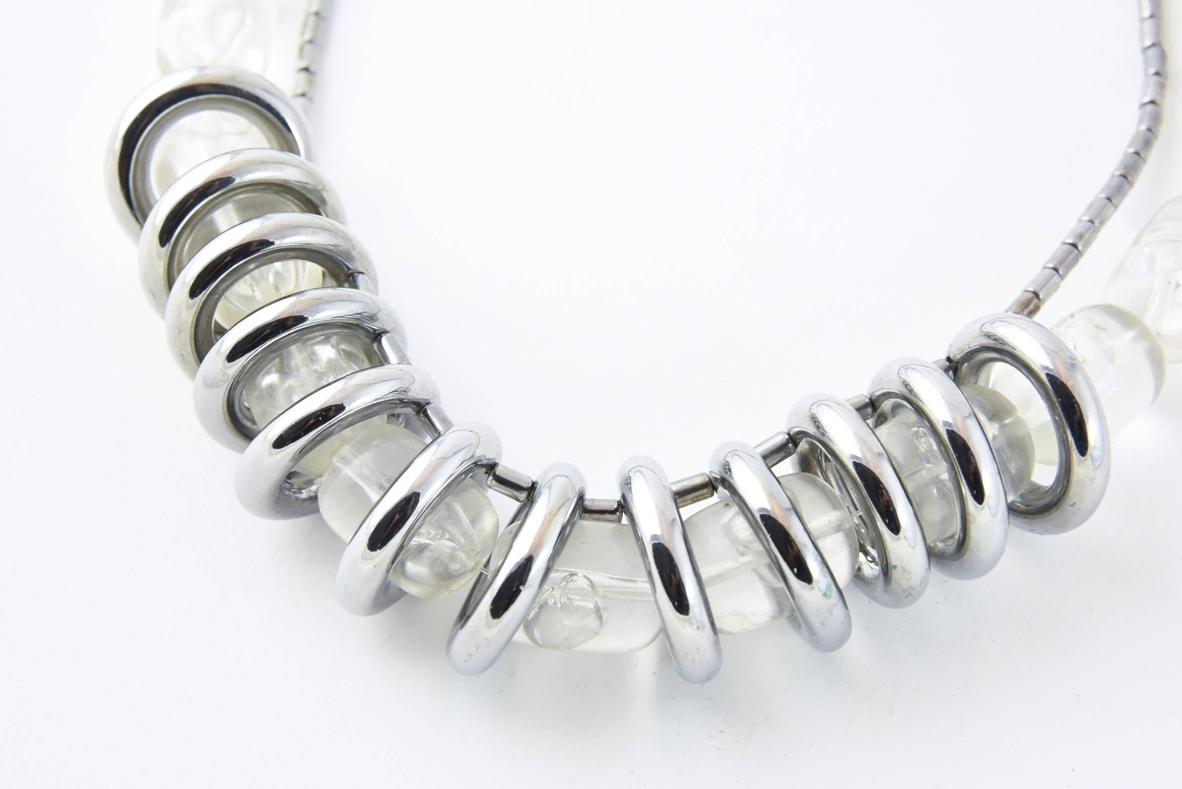 Fabelhafte Halskette aus der Disco-Ära mit tonnenförmigen Lucit-Perlen mit inneren Blasen, die durch eine Gruppe von Chromkreisen laufen, die mit röhrenförmigen Perlen aufgereiht sind.