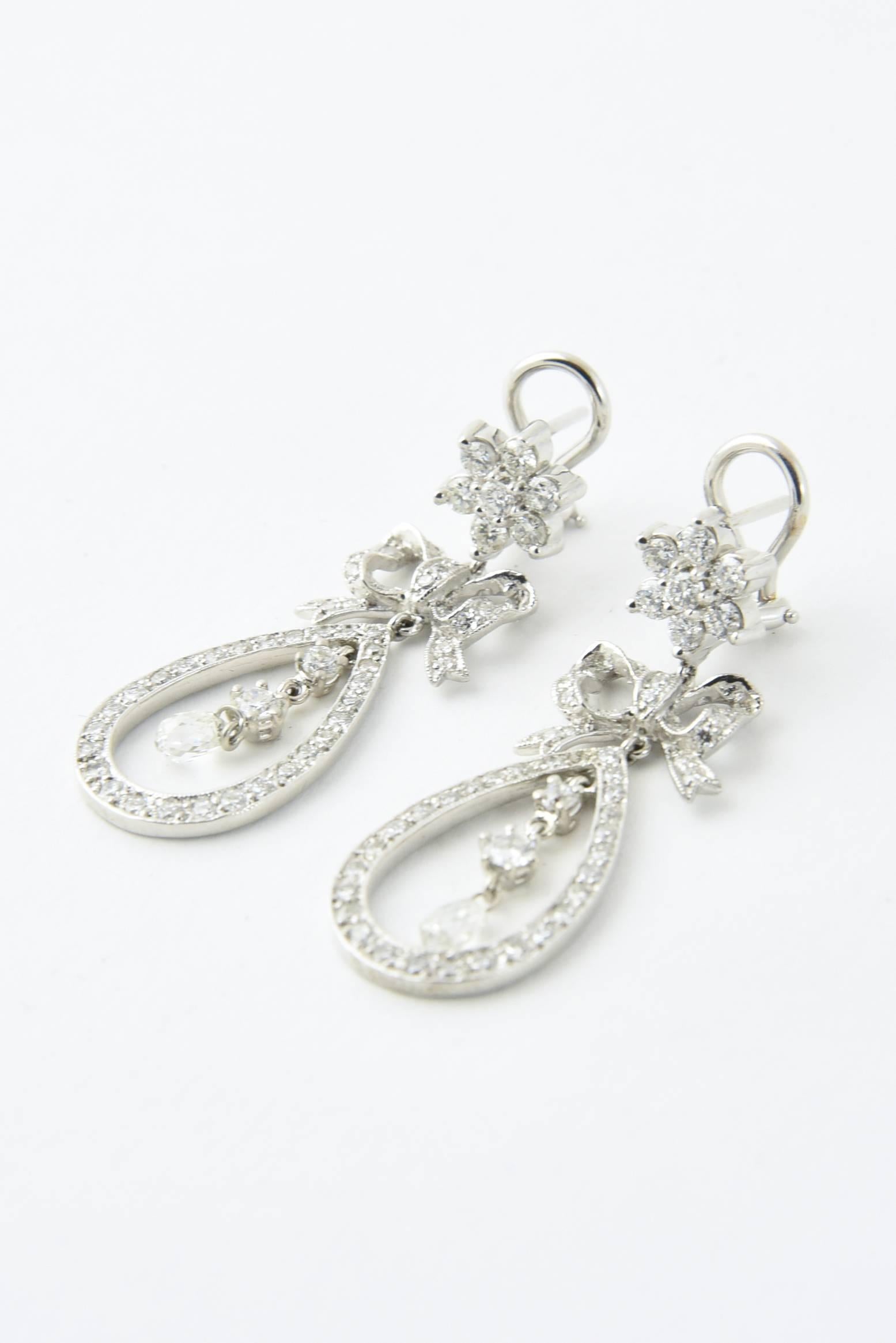 Taille ronde Boucles d'oreilles de style Belle Époque en or blanc avec nœud papillon et fleur en diamants en vente