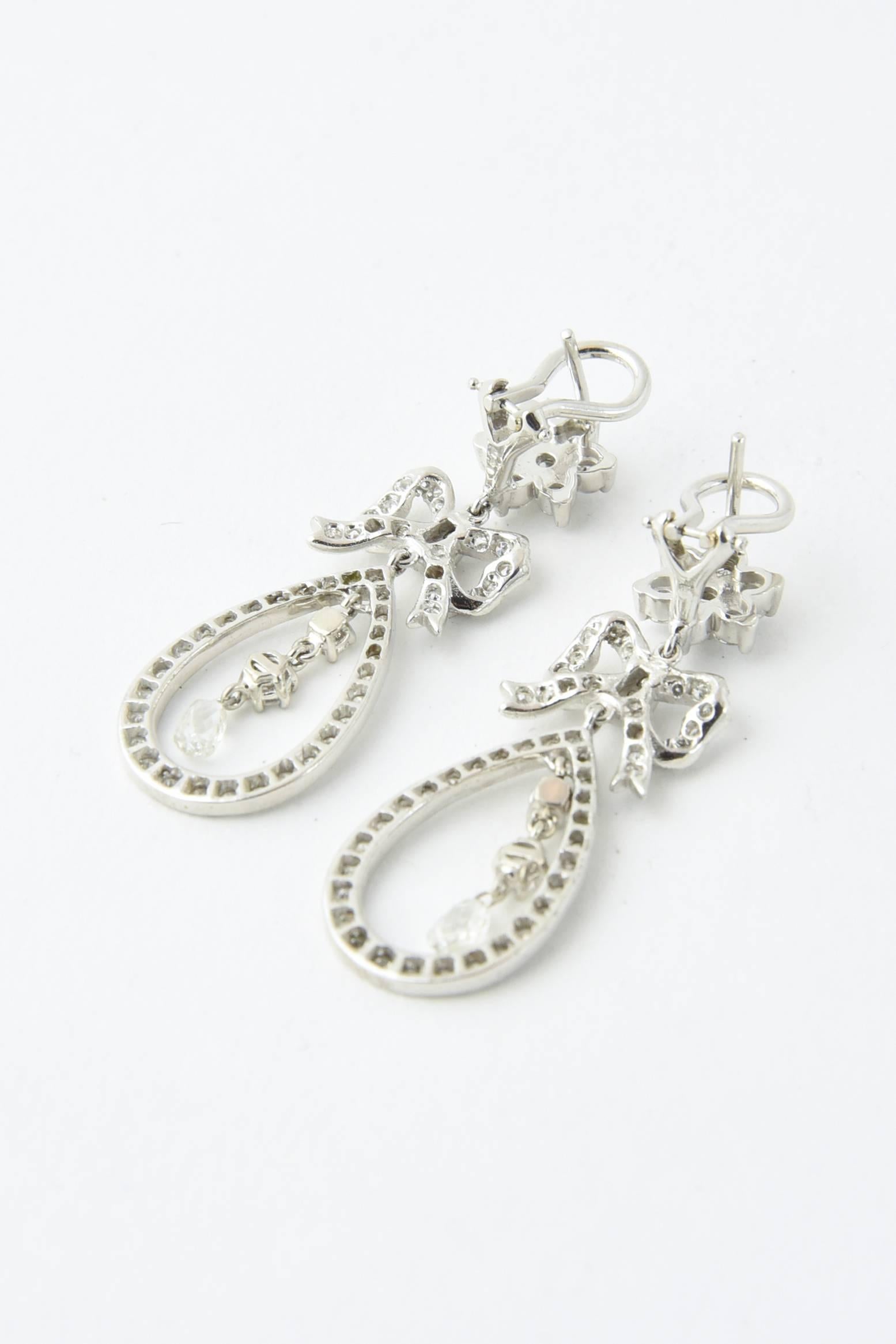 Weißgold-Ohrringe mit Diamantschleife und Blume im Belle Époque-Stil Damen im Angebot