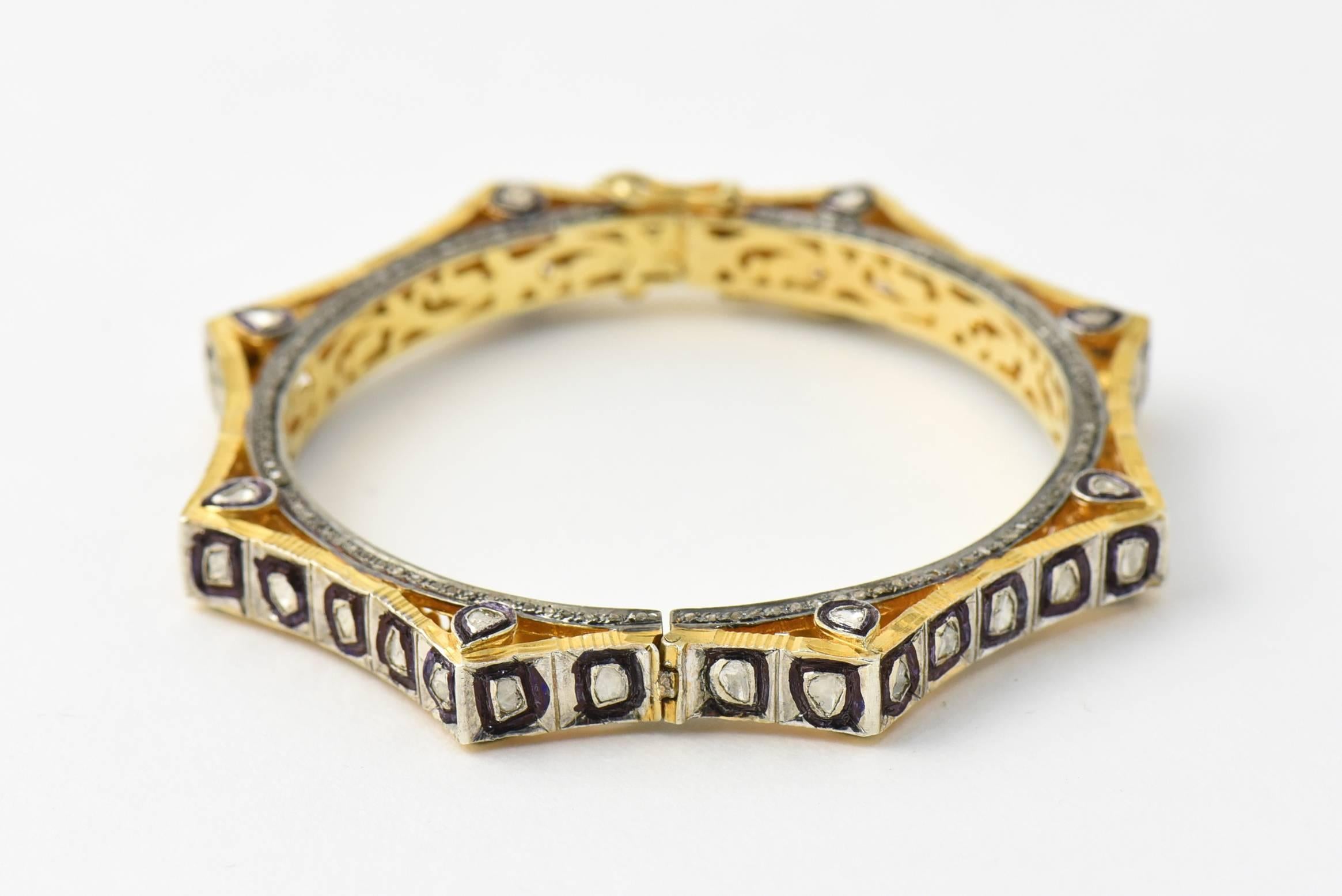 Magnifique bracelet indien en vermeil et diamants avec des diamants sur trois surfaces et un motif complexe percé à l'intérieur.

La circonférence intérieure est de 6,5