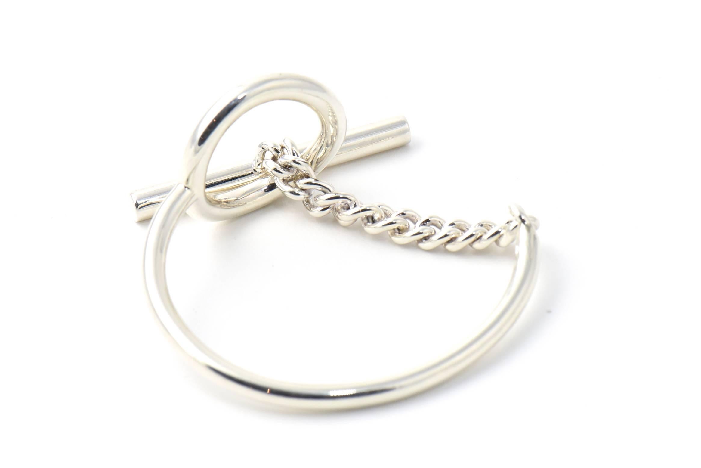 Croisette silver toggle bracelet
Hermes bracelet in silver, size MM, 6.1'' long
Silver 925/1000

Retaill is $1,200.00

No bag or box

